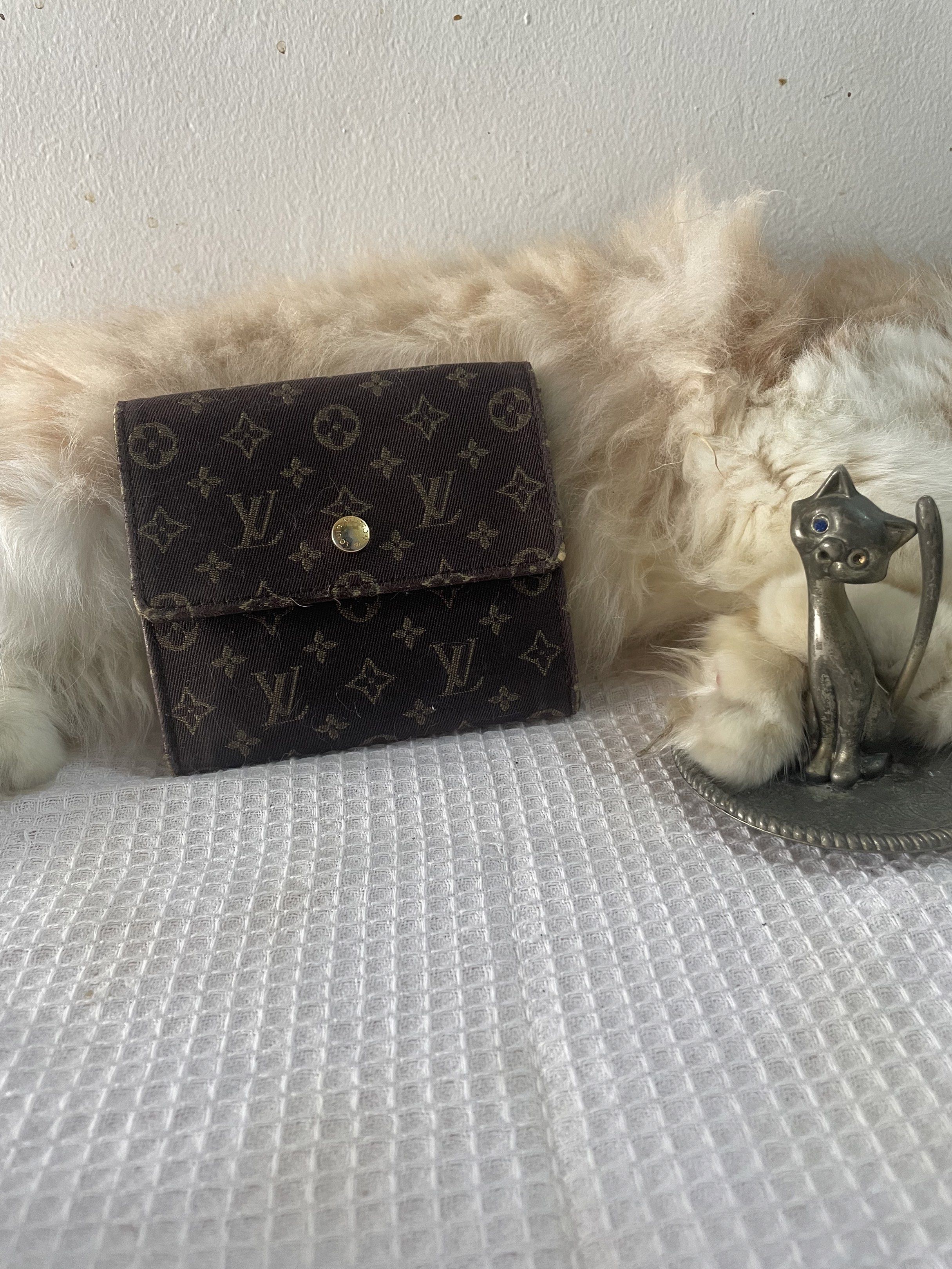 Louis Vuitton Wallet (Category: Luxury Bags & Wallets) located in Pasig City. Submitted by lilhermes (Listing ID 1419391301, Image 1). Description: - Authentic Louis Vuitton wallet - Multiple card slots - Bill compartment - Brown interior - Snap closure - Made in France.