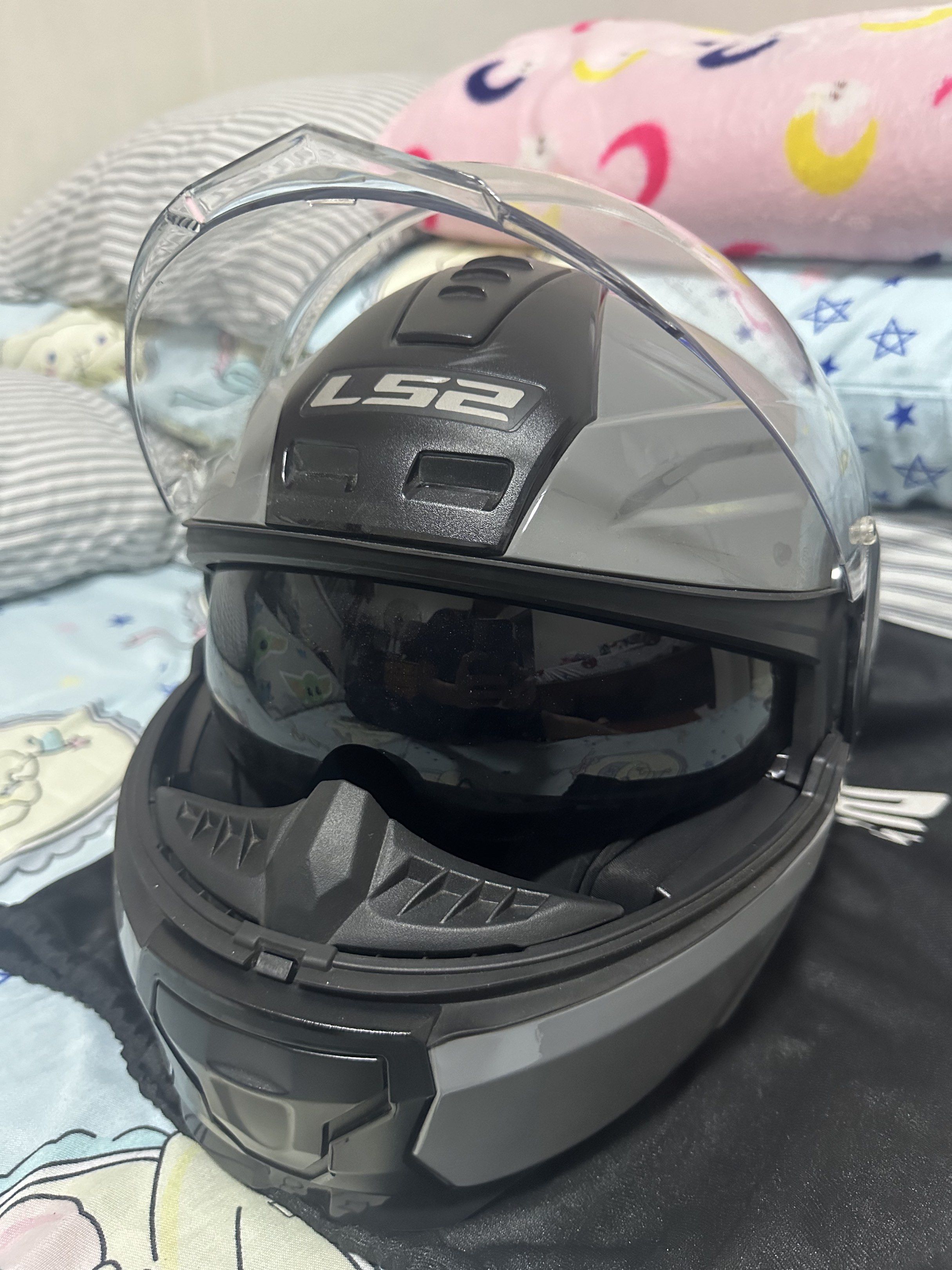 LS2 Scope Modular Helmet (Category: Helmets and other Riding Gears) located in Cainta. Submitted by kath_pl (Listing ID 1419478320, Image 2). Description: need to change the foam lang nag peeling na due to storage rarely used since bihira lang mag rides.