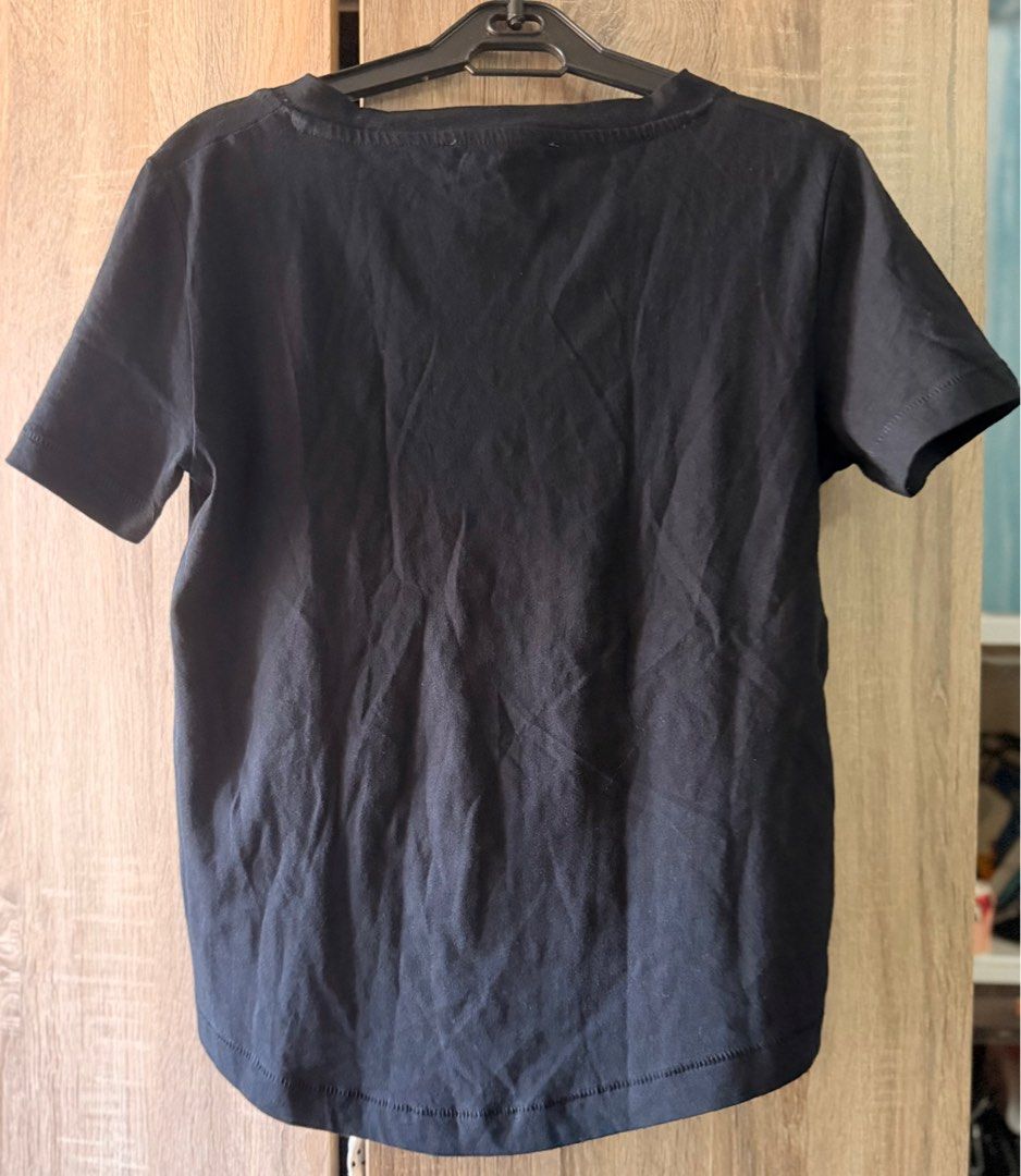 Mango Black Cotton V-neck T-shirt (Category: Shirts) located in Quezon City. Submitted by closetsweeper11 (Listing ID 1419465074, Image 3). Description: Apologies for the un-ironed state. Still in okay condition. RFS: Weight gain.