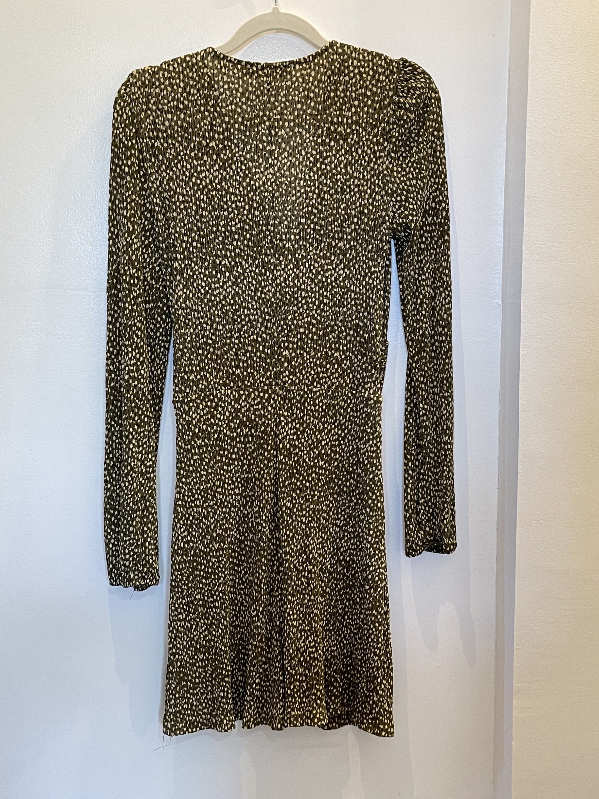 MNG Long Sleeve Mini Dress (Category: Dresses) located in Tacloban City. Submitted by declutterwithbel (Listing ID 1419409517, Image 2). Description: MNG mini dress features a V-neckline and long sleeves. It has a ruched detail at the waist and a subtle all-over print. The dress is a size S (EUR) and 4 (MEX)..