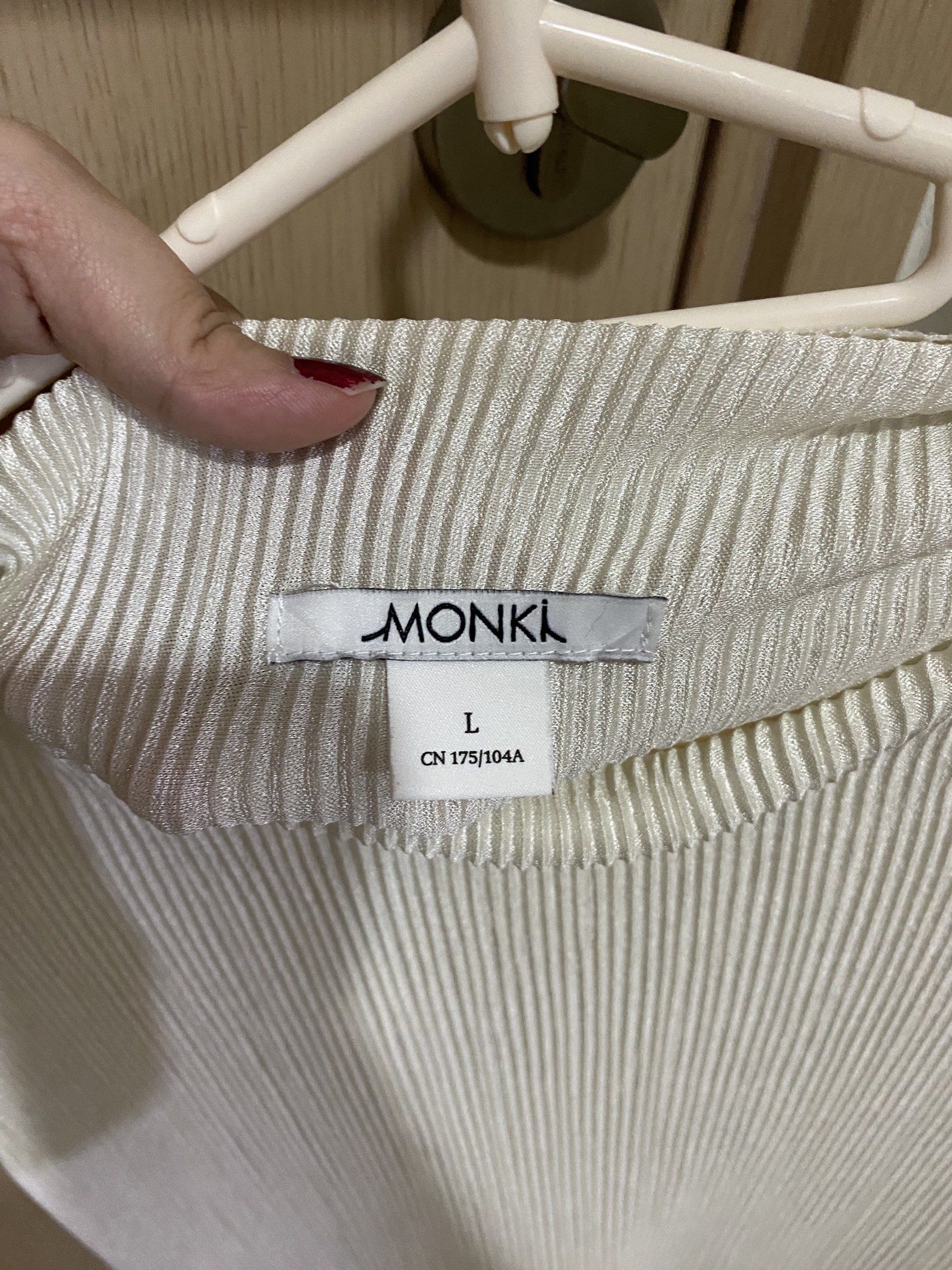 Monki Cream Pleated Sleeveless Top (Category: Sleeveless) located in Baliuag. Submitted by ashaaa_a (Listing ID 1419479129, Image 2). Description: 🐚 Large on tag but fits S-L 🐚 Versatile for layering or wearing alone 🐚 Parang shiny yung fabric 🐚 A bit sheer Loc: Manila Gcash JnT/Lalamove.