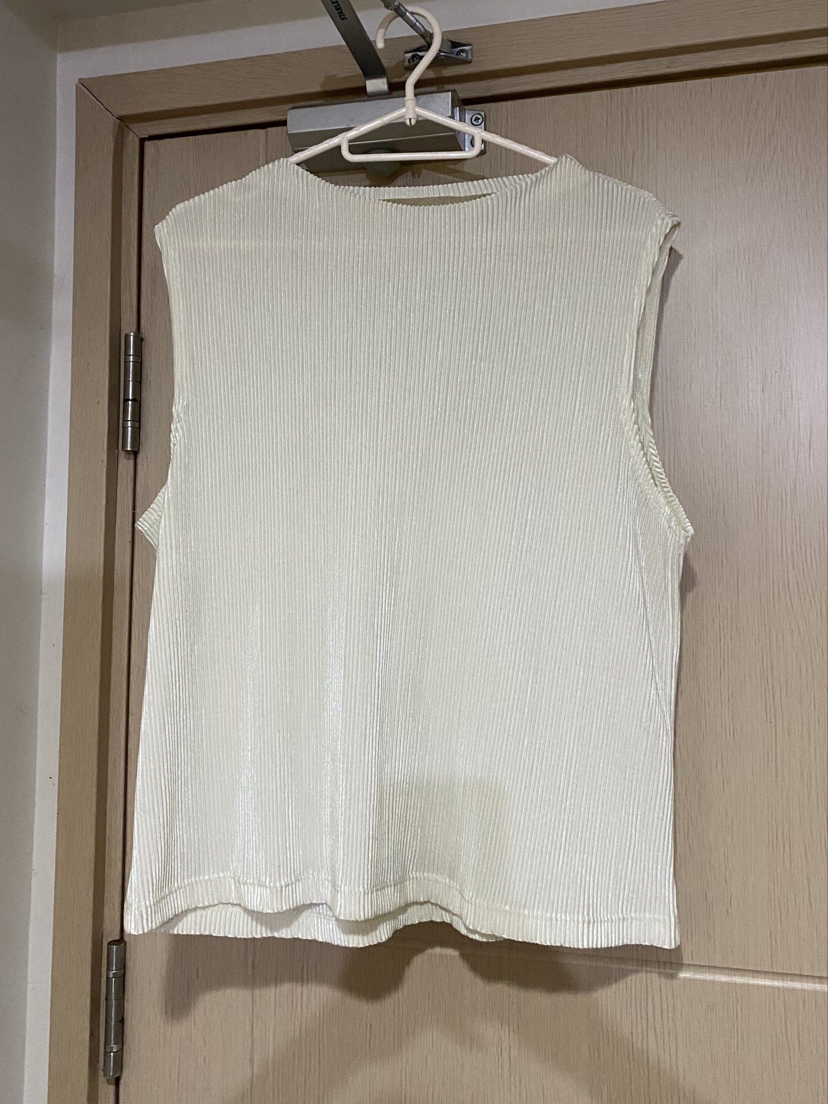 Monki Cream Pleated Sleeveless Top (Category: Sleeveless) located in Baliuag. Submitted by ashaaa_a (Listing ID 1419479129, Image 1). Description: 🐚 Large on tag but fits S-L 🐚 Versatile for layering or wearing alone 🐚 Parang shiny yung fabric 🐚 A bit sheer Loc: Manila Gcash JnT/Lalamove.