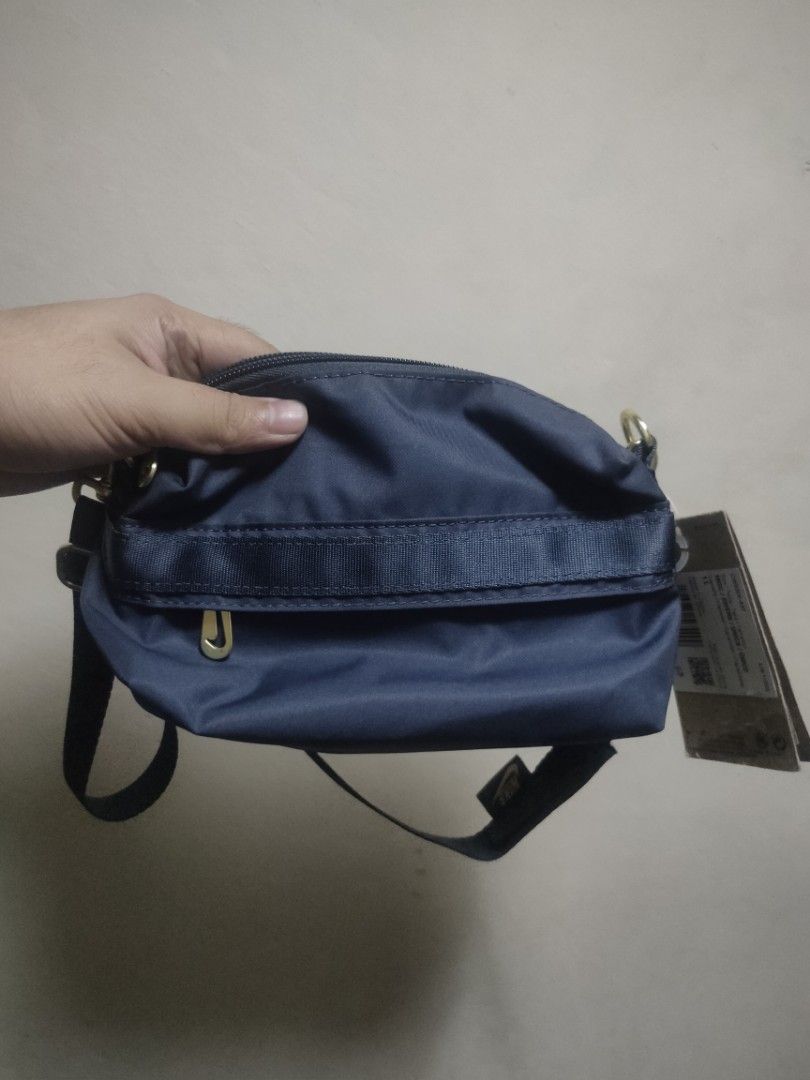 Nike Heritage Crossbody Bag (Category: Cross-body Bags) located in Manila. Submitted by keepgrind2023 (Listing ID 1419413368, Image 3). Description: Nike Sportswear Futura Luxe Women's CrossBody Bag Sports .