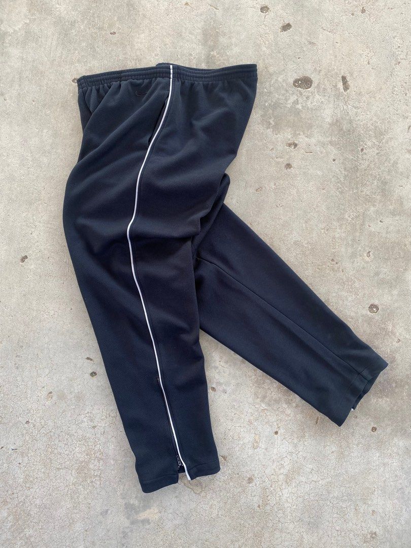 Nike vintage pants black (Category: Other Bottoms) located in Davao. Submitted by fritzay (Listing ID 1419523466, Image 2). Description: Vintage Nike pants 32- 34 waistline 40.5 length 8 hem Legit authentic vintage tag 9.5/10 color rate Wash before wear, thrifted item only No issue + sf💸💸 Loc. Davao city, Mindanao 📍.