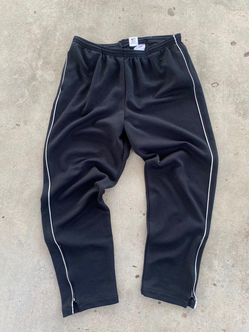 Nike vintage pants black (Category: Other Bottoms) located in Davao. Submitted by fritzay (Listing ID 1419523466, Image 3). Description: Vintage Nike pants 32- 34 waistline 40.5 length 8 hem Legit authentic vintage tag 9.5/10 color rate Wash before wear, thrifted item only No issue + sf💸💸 Loc. Davao city, Mindanao 📍.