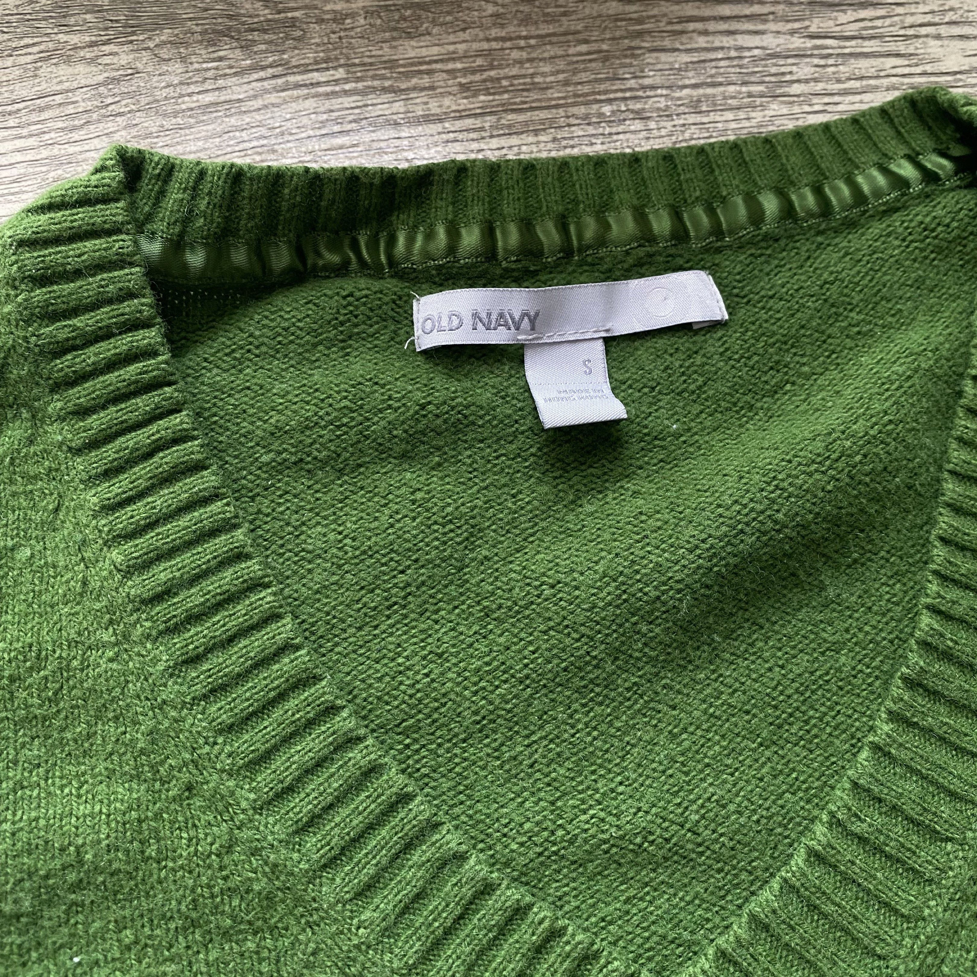 Old Navy green v neck knit sweater (Category: Longsleeves) located in Cebu City. Submitted by rylscloset (Listing ID 1419447716, Image 2). Description: 💗 Gorgeous shade of green 💗 comfortable fabric 💗 knit details 💗 not itchy! .