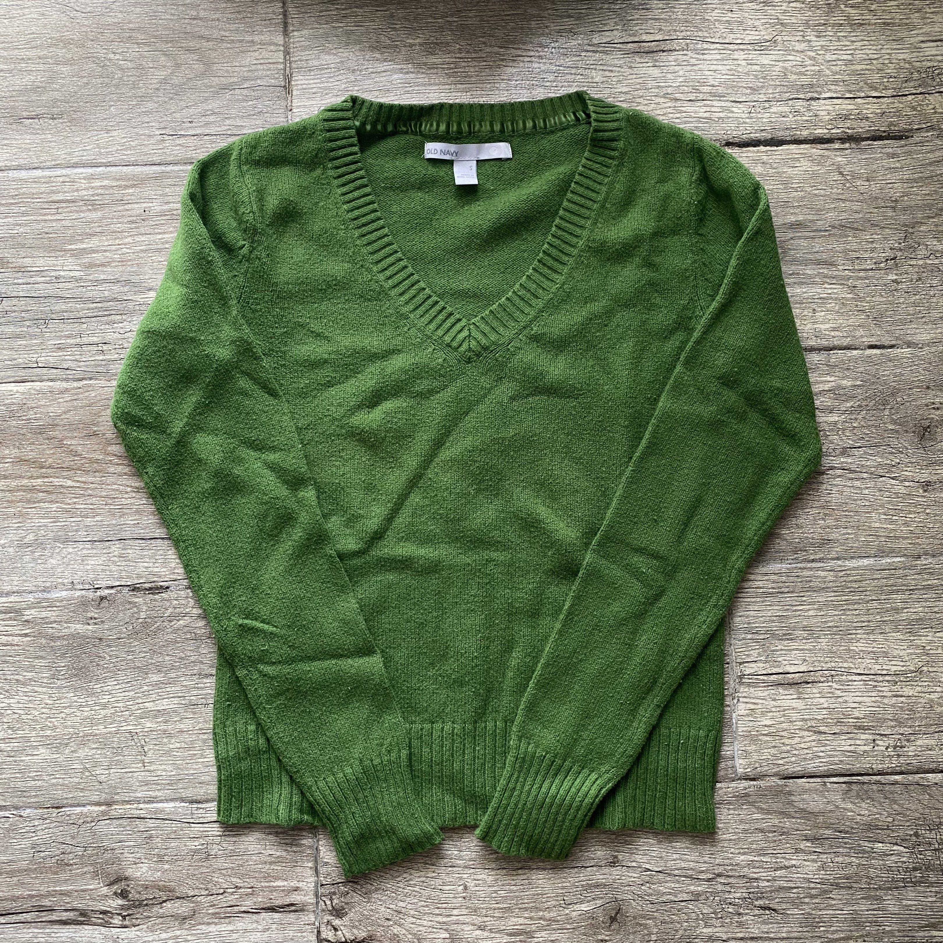 Old Navy green v neck knit sweater (Category: Longsleeves) located in Cebu City. Submitted by rylscloset (Listing ID 1419447716, Image 1). Description: 💗 Gorgeous shade of green 💗 comfortable fabric 💗 knit details 💗 not itchy! .