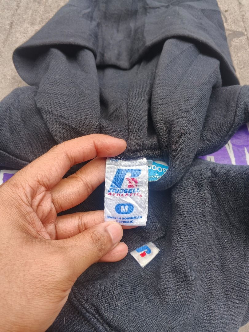 Russell Athletic Womens Hoodie (Category: Hoodies) located in Las Pinas. Submitted by andrei2822 (Listing ID 1419330264, Image 3). Description: For sale mga boss pang womens ata to size s-m may print sa likod.