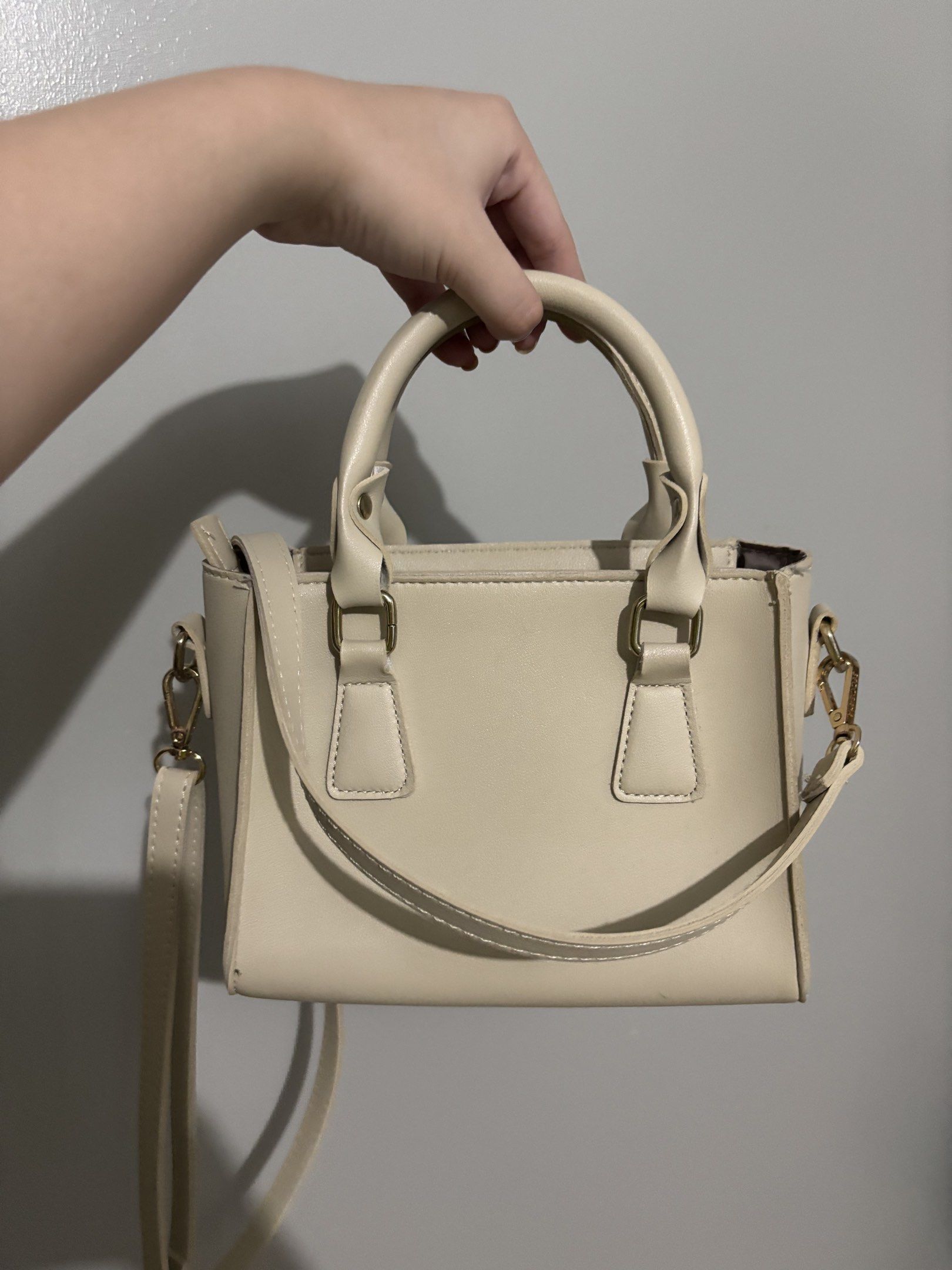 Secosana Cream Handbag with Shoulder Strap (Category: Shoulder Bags) located in Angeles City. Submitted by tk_.collections (Listing ID 1419467070, Image 2). Description: Secosana Cream TWO WAY Rfs: Walang gumagamit naka stock lang NO ISSUE SEE PHOTOS used only once Hardware like new.