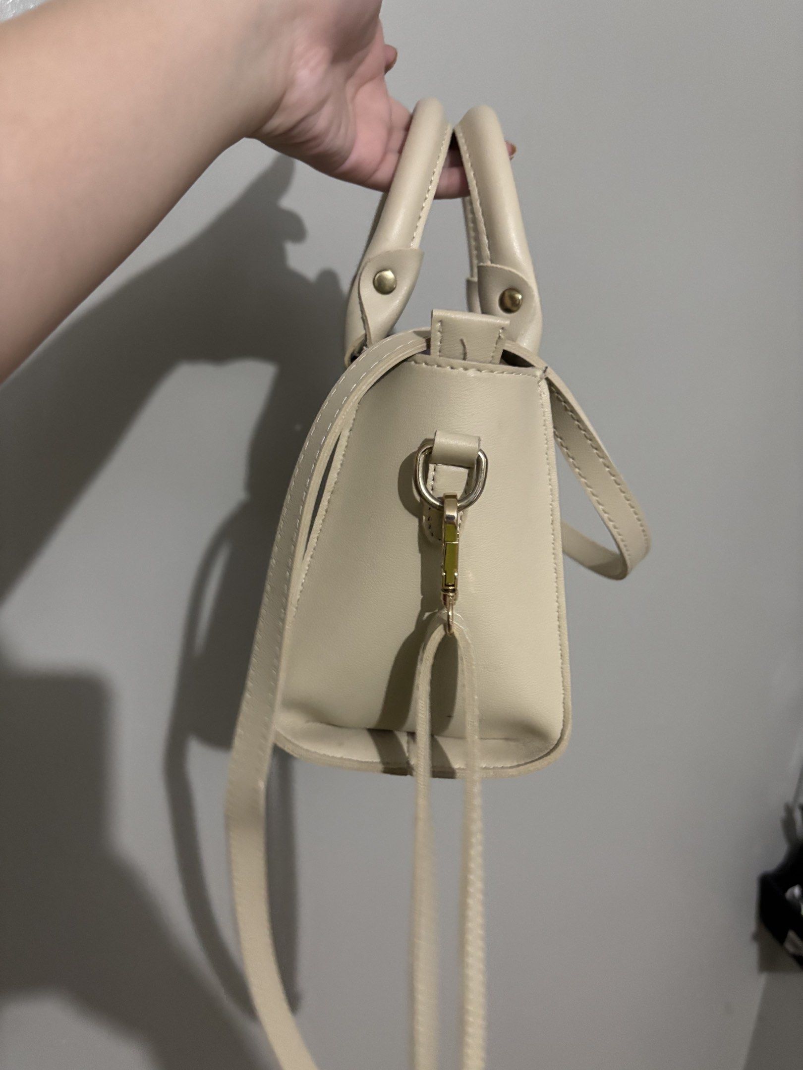 Secosana Cream Handbag with Shoulder Strap (Category: Shoulder Bags) located in Angeles City. Submitted by tk_.collections (Listing ID 1419467070, Image 3). Description: Secosana Cream TWO WAY Rfs: Walang gumagamit naka stock lang NO ISSUE SEE PHOTOS used only once Hardware like new.