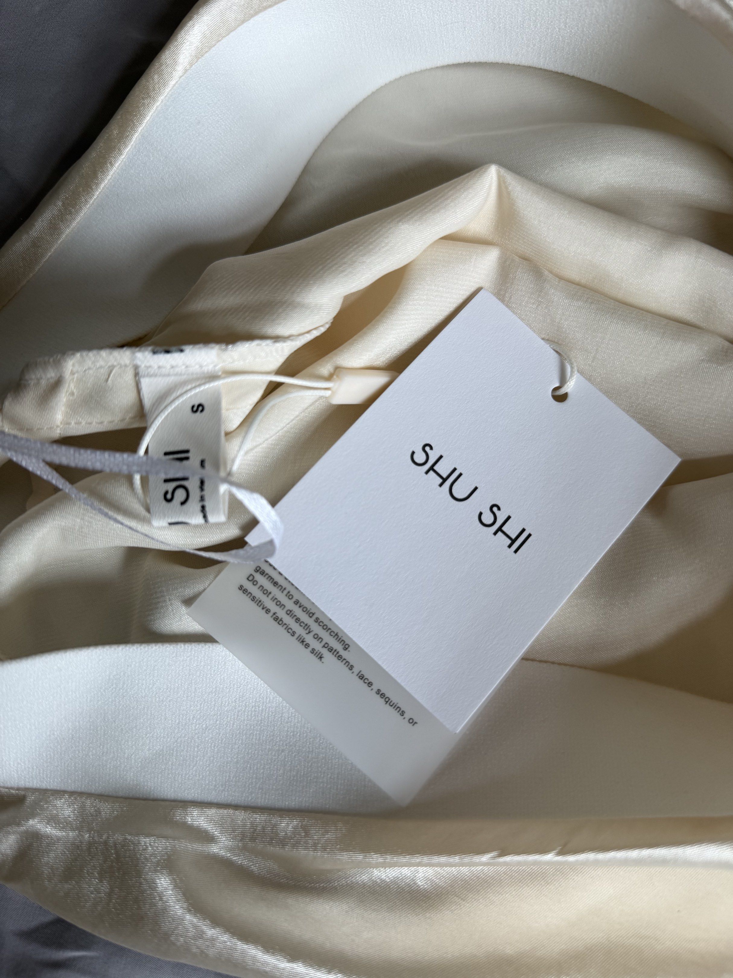 SHU SHI Nara Silk Top in Cream (Category: Sleeveless) located in Cebu City. Submitted by itemsbysarah (Listing ID 1419445621, Image 3). Description: BRAND NEW SHU SHI Nara Silk Top in Cream Size Small Tag is still in tact LAST PRICE since it’s still brand new RFS: don’t like the fit ❕low ballers will not be entertained ❕.