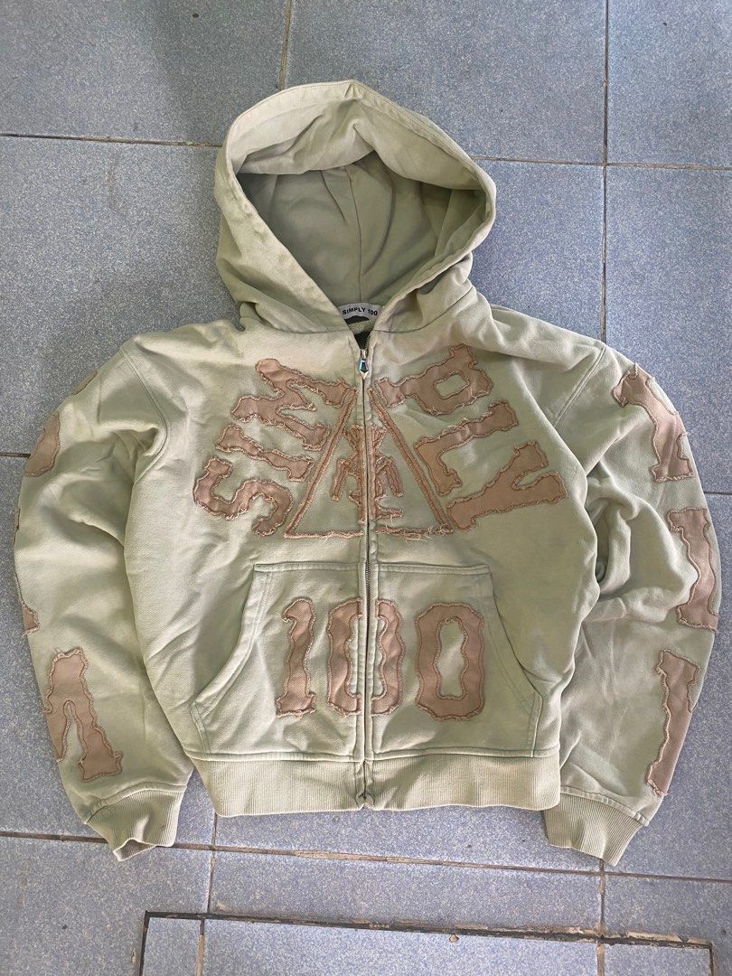 Simply 100 Hoodie XS (Category: Hoodies) located in Davao. Submitted by fritzay (Listing ID 1419481172, Image 2). Description: Simply y2k clothing hoodie crop Very excellent condition 23 x 23 dimension Mabigat yung tela No issue Wash before wear, thrifted item only + sf💸💸 Loc. Davao city, Mindanao📍.