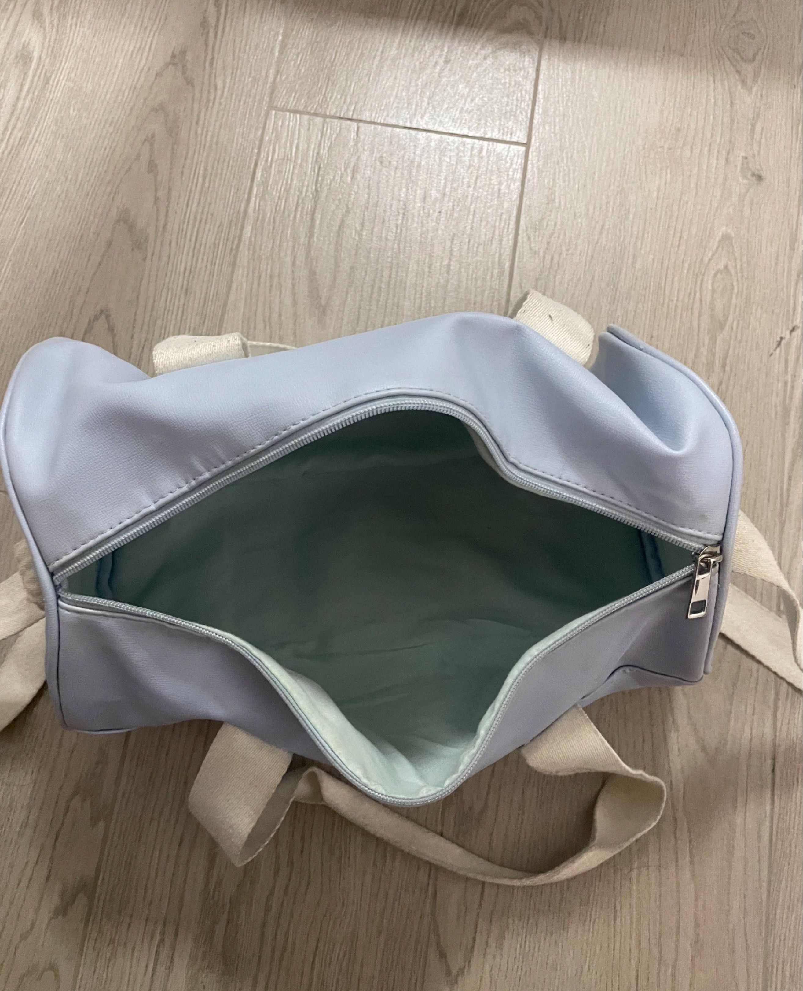 Starbucks Frappuccino Bag (Category: Luxury Bags & Wallets) located in San Fernando. Submitted by swiftforest13 (Listing ID 1419402454, Image 3). Description: - Light blue Starbucks Frappuccino bag - White straps - Zipper closure - Spacious interior - Shoulder strap for easy carrying - Starbucks logo on the front.