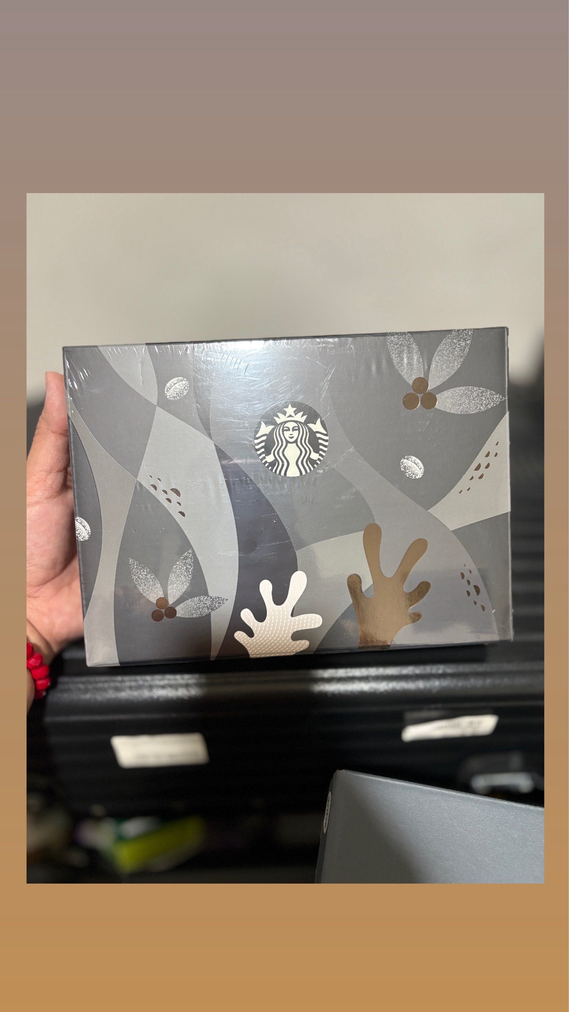 Starbucks Gift Set (Category: Beverages) located in Quezon City. Submitted by mariajuana15 (Listing ID 1419465749, Image 1). Description: - Starbucks Gift Set - Decorative box with gray and white design - Features Starbucks logo - Includes coffee bean and floral design - Sealed in plastic wrap.