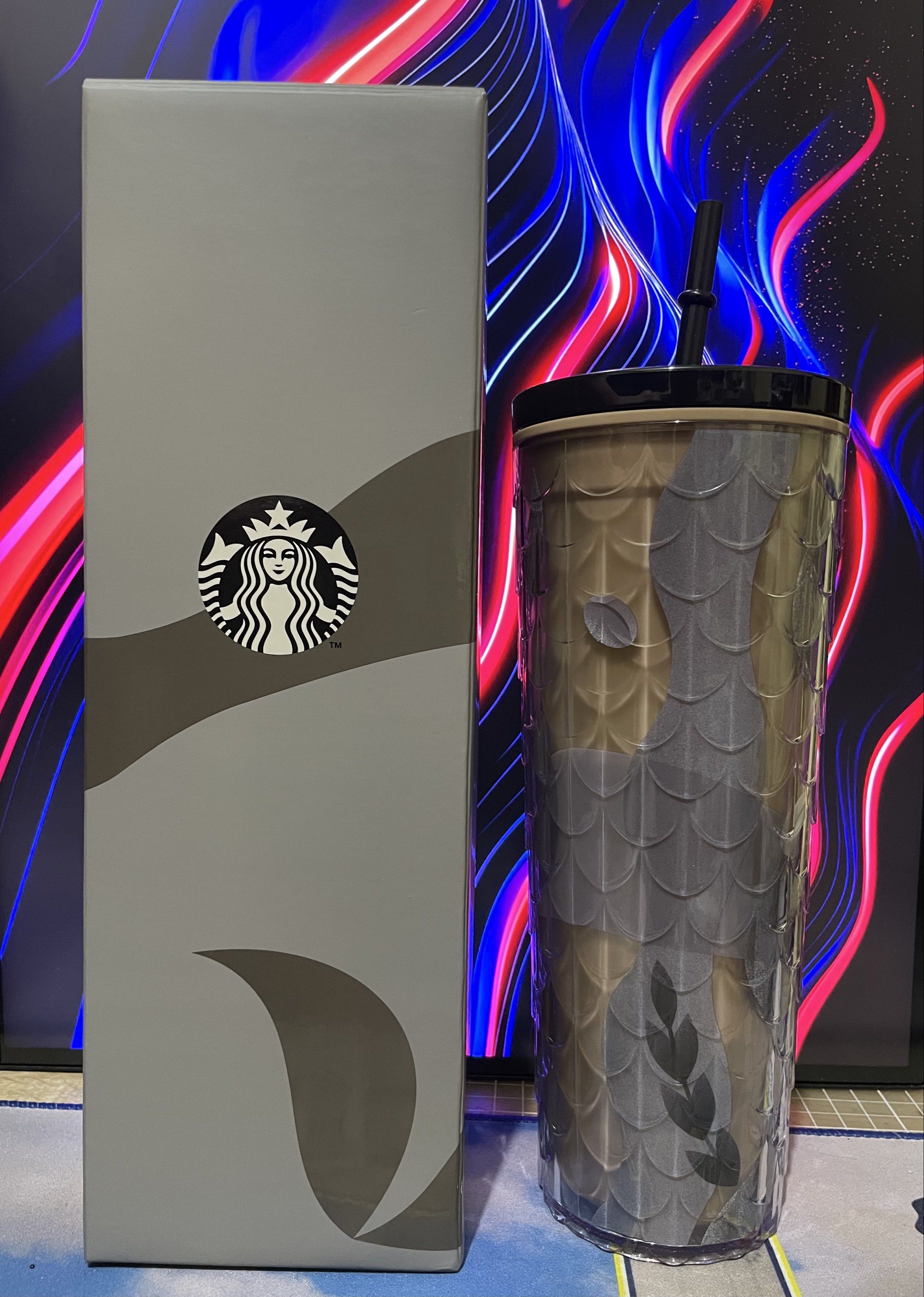 Starbucks Tumbler with Straw (Category: Water Bottles & Tumblers) located in Taguig. Submitted by gio1700 (Listing ID 1419490836, Image 2). Description: - Starbucks tumbler with scale-like design - Comes with black lid and straw - Includes original Starbucks box - Ideal for cold beverages - Likely a limited edition item - No last price.