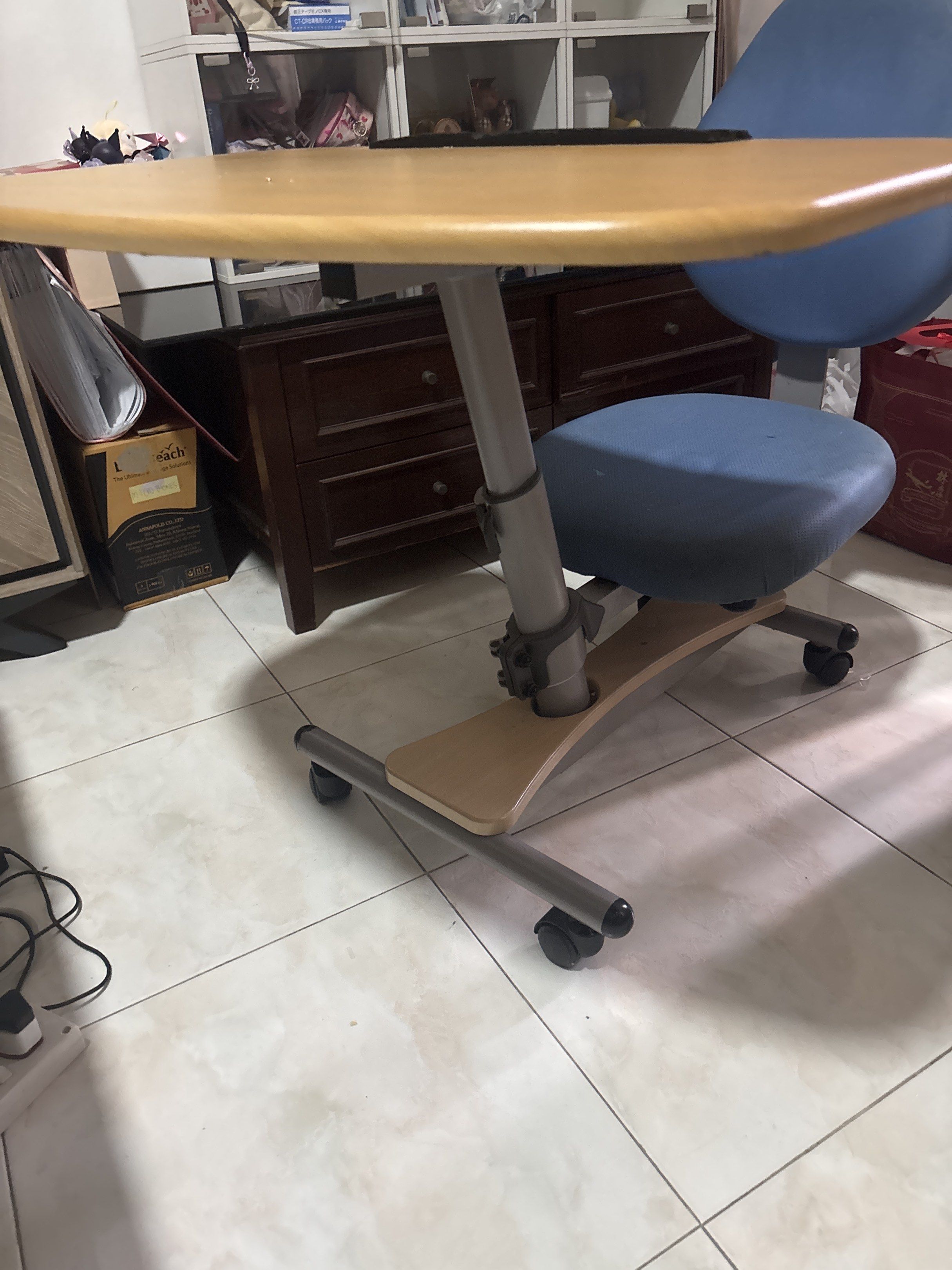 Study table (Category: Tables & Sets) located in Singapore. Submitted by legofan35 (Listing ID 1419463267, Image 2). Description: Stains can be washed and removed.