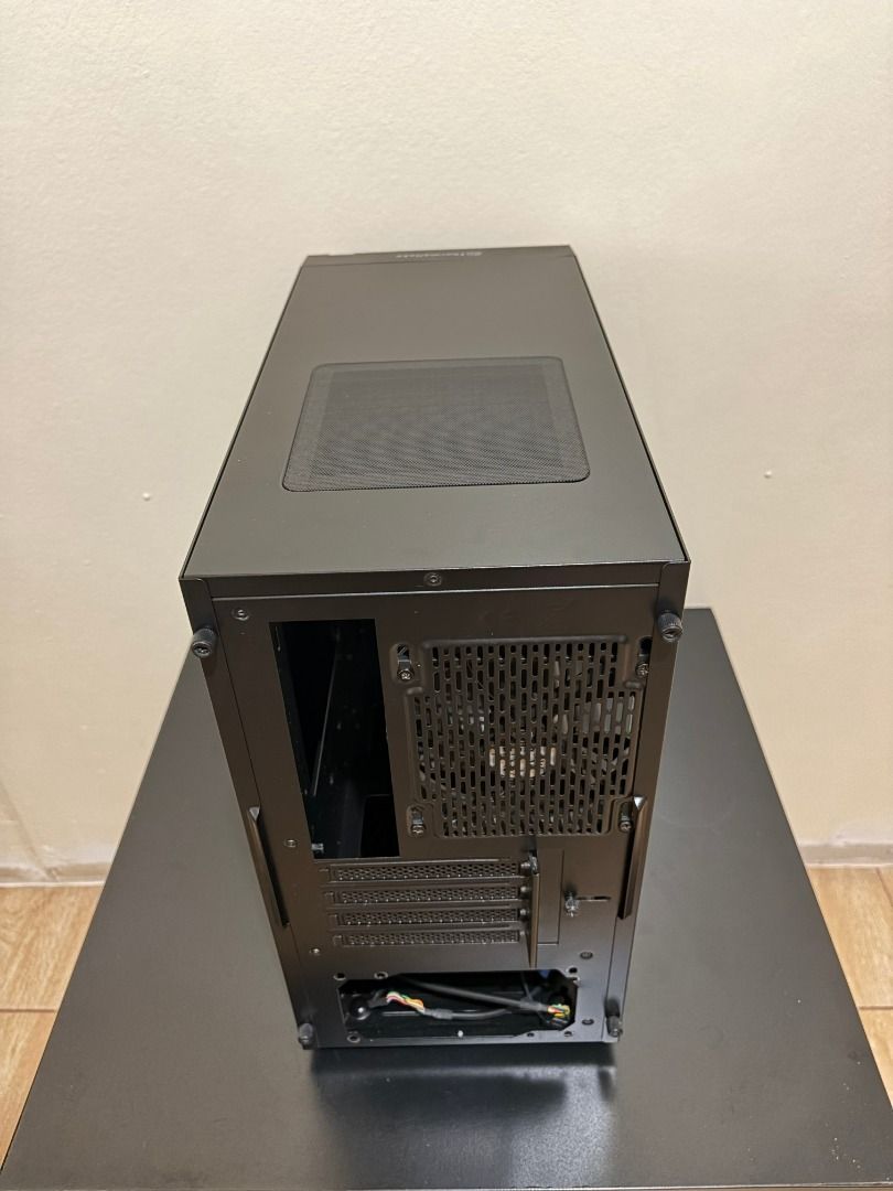 Thermaltake Versa H18 - Acrylic Window (Category: Computer Parts) located in Pasay City. Submitted by kudii (Listing ID 1419566826, Image 3). Description: Used for 2 years then nakatambak na lang sa box after magpalit to mini-itx. Visible scratches sa acrylic window. Missing one foot pad..