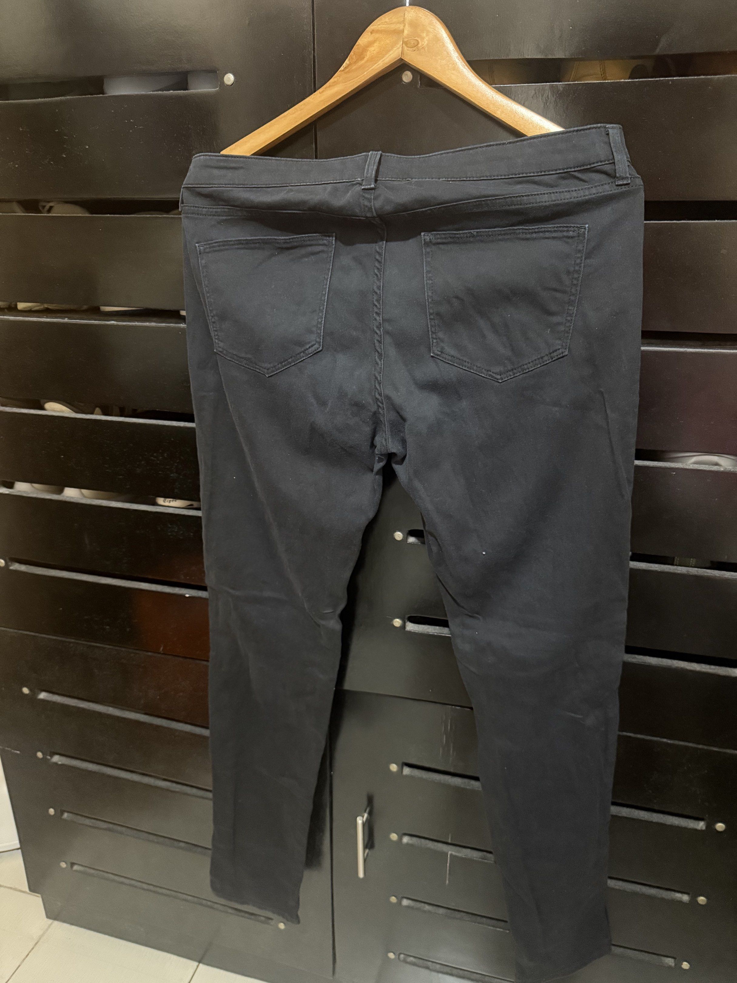 Uniqlo Black Jeans Size 29 (Category: Jeans) located in Pasig City. Submitted by kingdomgeneral (Listing ID 1419396469, Image 2). Description: - Uniqlo black jeans - Size: 29 (73.5cm) - Button closure with Uniqlo logo - Made in Cambodia - Material: 97% cotton, 3% spandex - Classic five-pocket design.