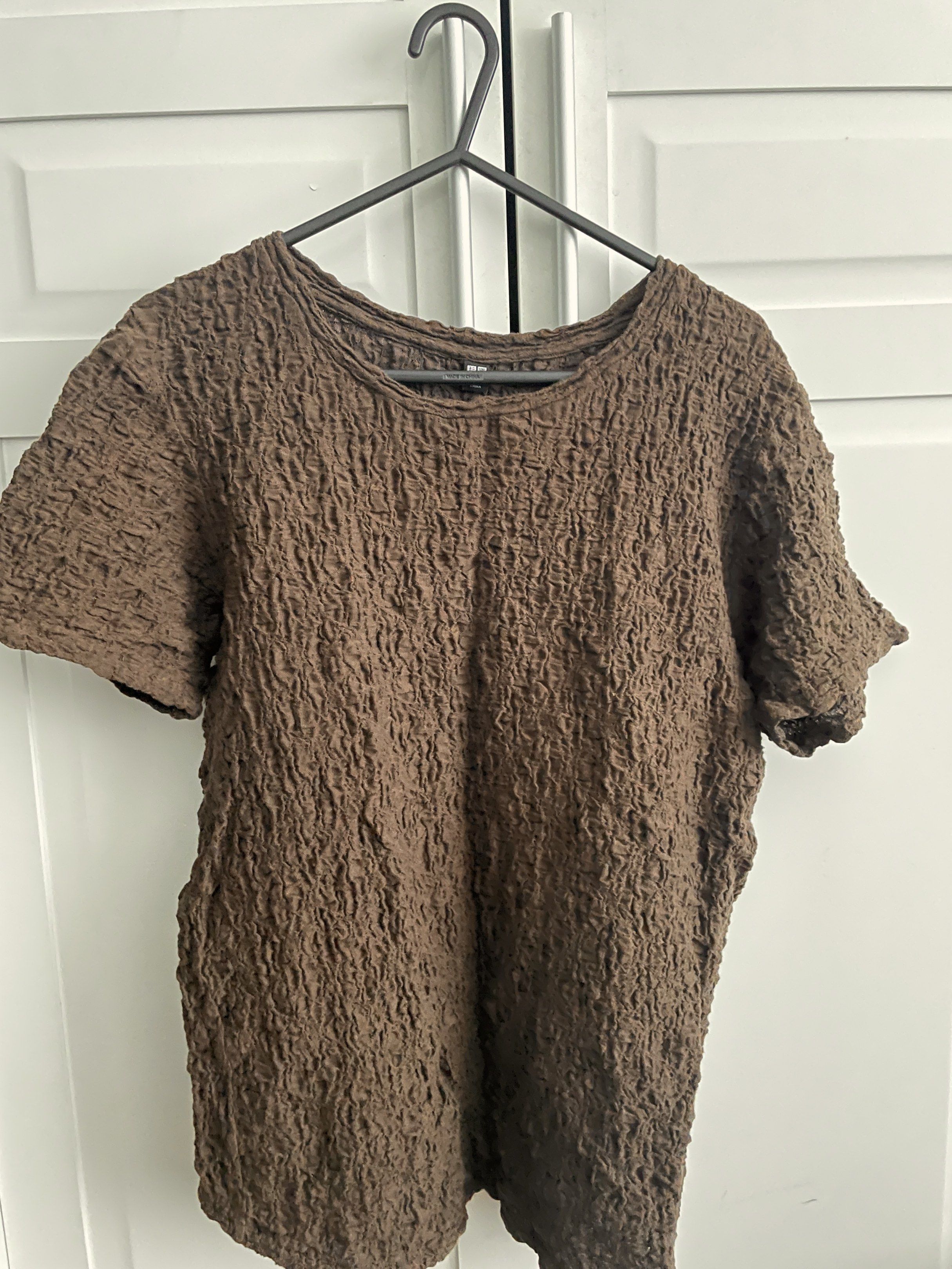 Uniqlo Brown Textured Top (Category: Blouses) located in Malabon City. Submitted by offtowork (Listing ID 1419432029, Image 1). Description: - uniqlo top - used 3x - fits Large - XL - RFS: not my size .