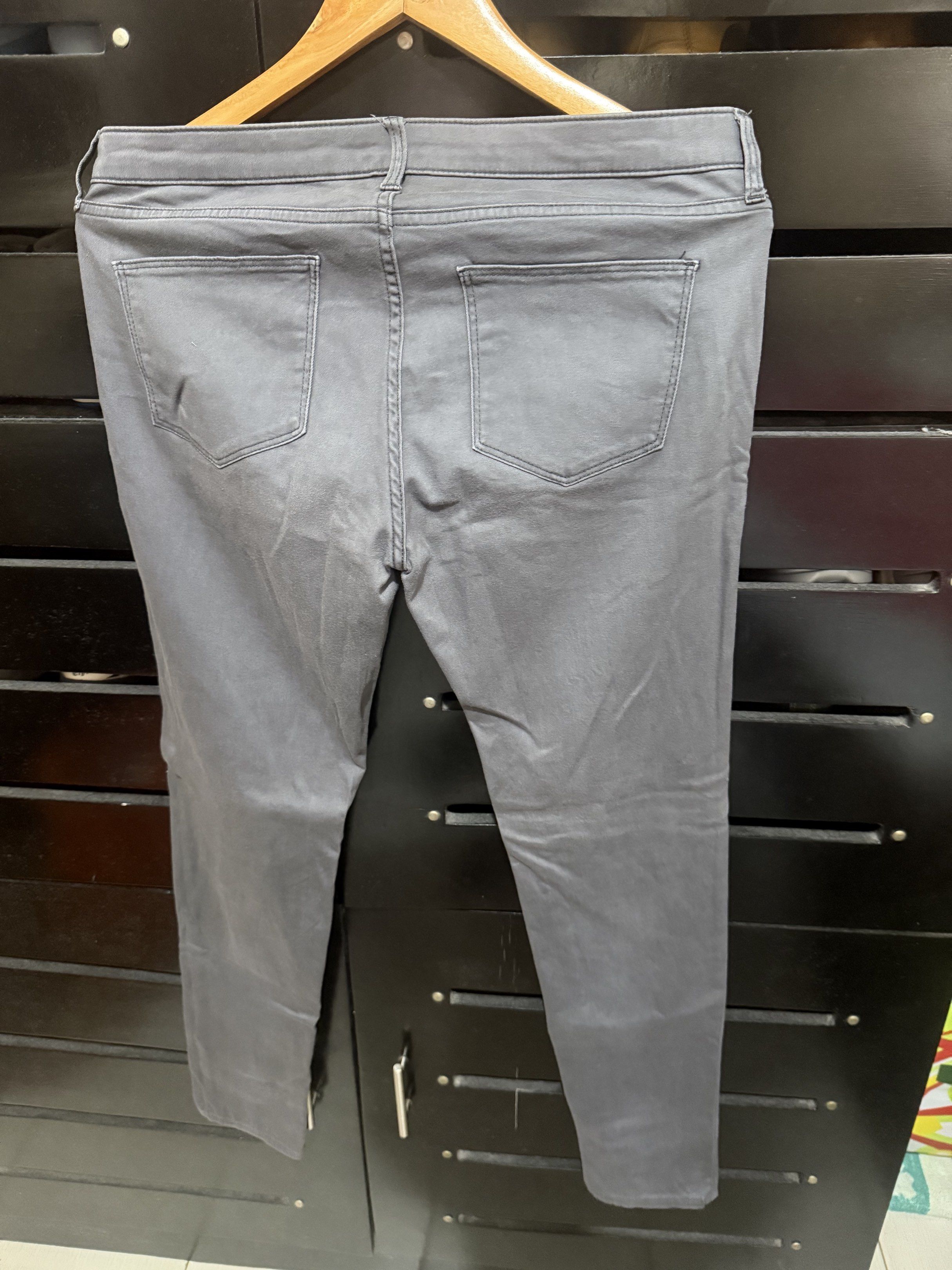 Uniqlo Gray Jeans Size 29 (Category: Jeans) located in Pasig City. Submitted by kingdomgeneral (Listing ID 1419396537, Image 2). Description: .