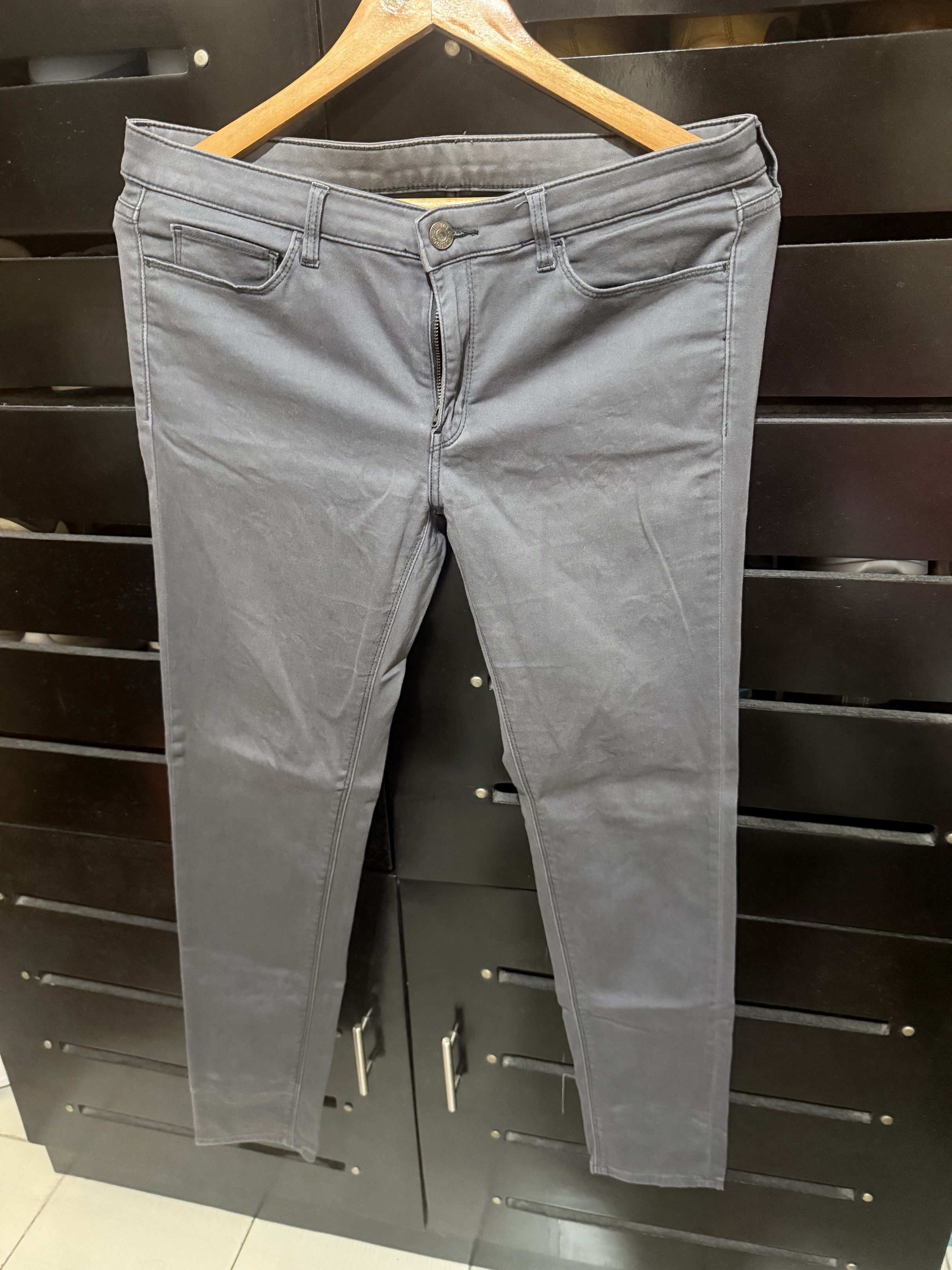Uniqlo Gray Jeans Size 29 (Category: Jeans) located in Pasig City. Submitted by kingdomgeneral (Listing ID 1419396537, Image 1). Description: .