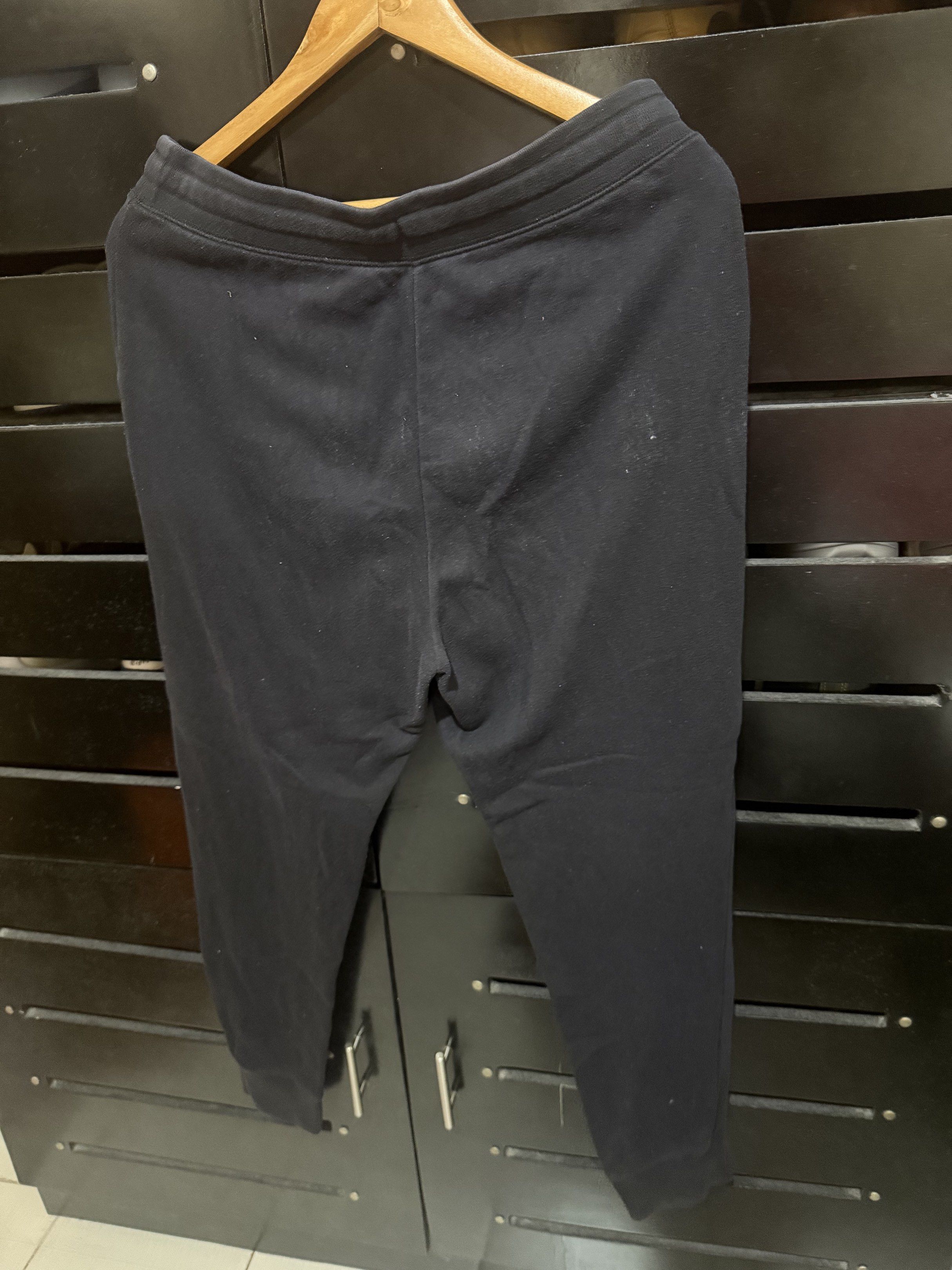 Uniqlo Sweatpants - Black - Size L (Category: Joggers) located in Pasig City. Submitted by kingdomgeneral (Listing ID 1419396368, Image 2). Description: - Uniqlo sweatpants - Color: Black - Size: L - Features: Drawstring waist, side pockets - Made in Indonesia - Material: Cotton/Polyester blend - Style: Solid color, casual wear.