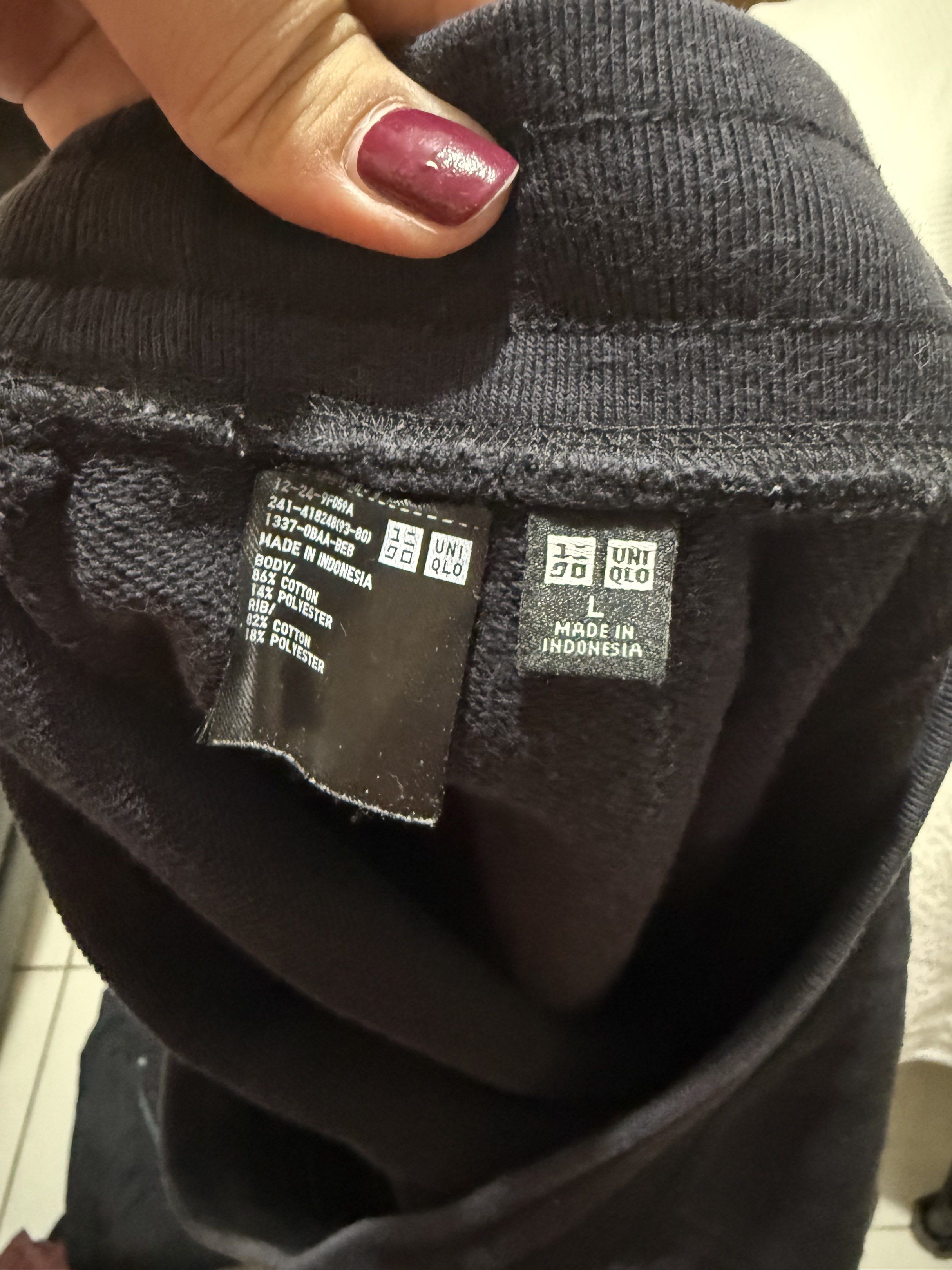 Uniqlo Sweatpants - Black - Size L (Category: Joggers) located in Pasig City. Submitted by kingdomgeneral (Listing ID 1419396368, Image 3). Description: - Uniqlo sweatpants - Color: Black - Size: L - Features: Drawstring waist, side pockets - Made in Indonesia - Material: Cotton/Polyester blend - Style: Solid color, casual wear.
