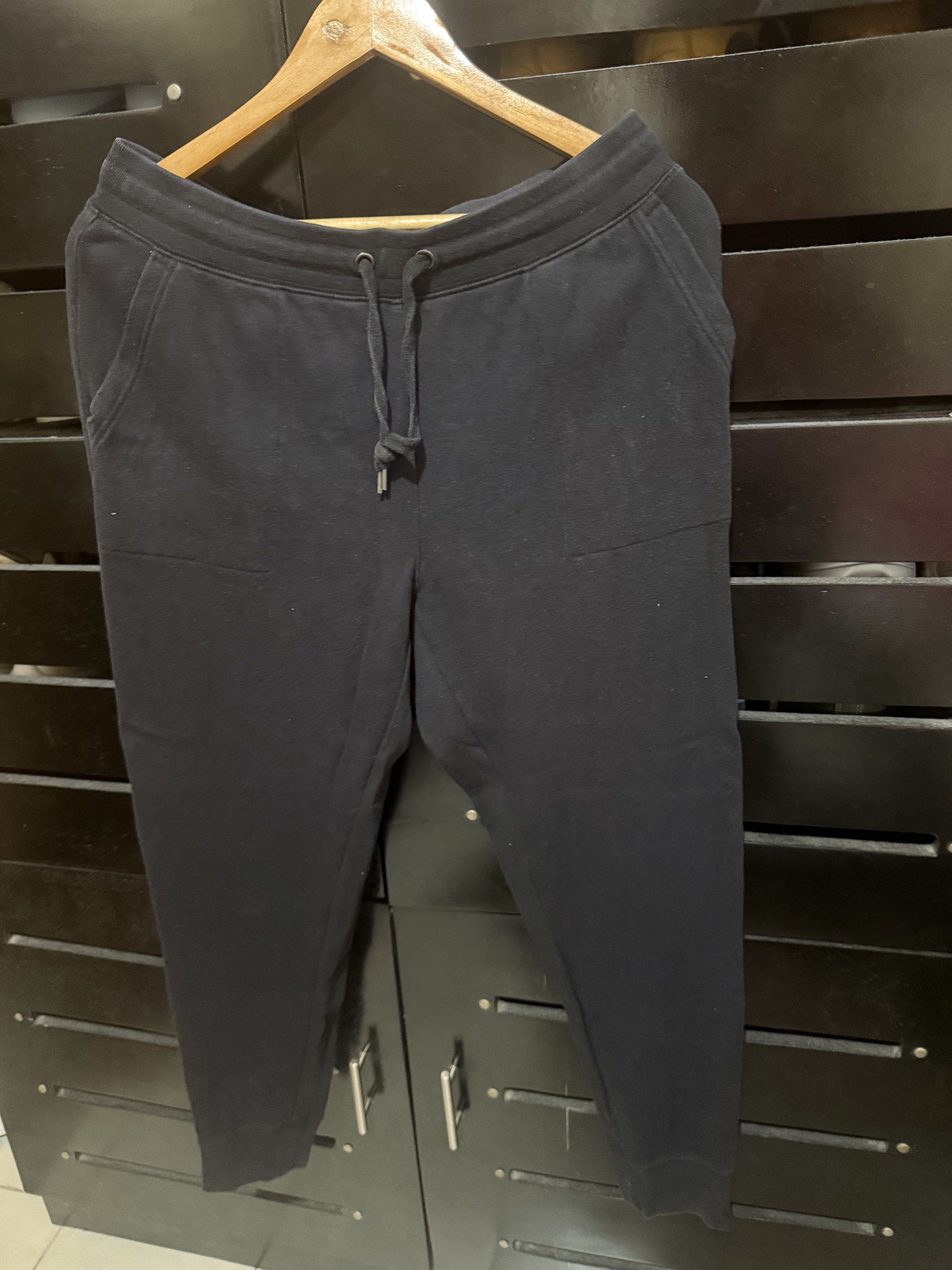 Uniqlo Sweatpants - Black - Size L (Category: Joggers) located in Pasig City. Submitted by kingdomgeneral (Listing ID 1419396368, Image 1). Description: - Uniqlo sweatpants - Color: Black - Size: L - Features: Drawstring waist, side pockets - Made in Indonesia - Material: Cotton/Polyester blend - Style: Solid color, casual wear.