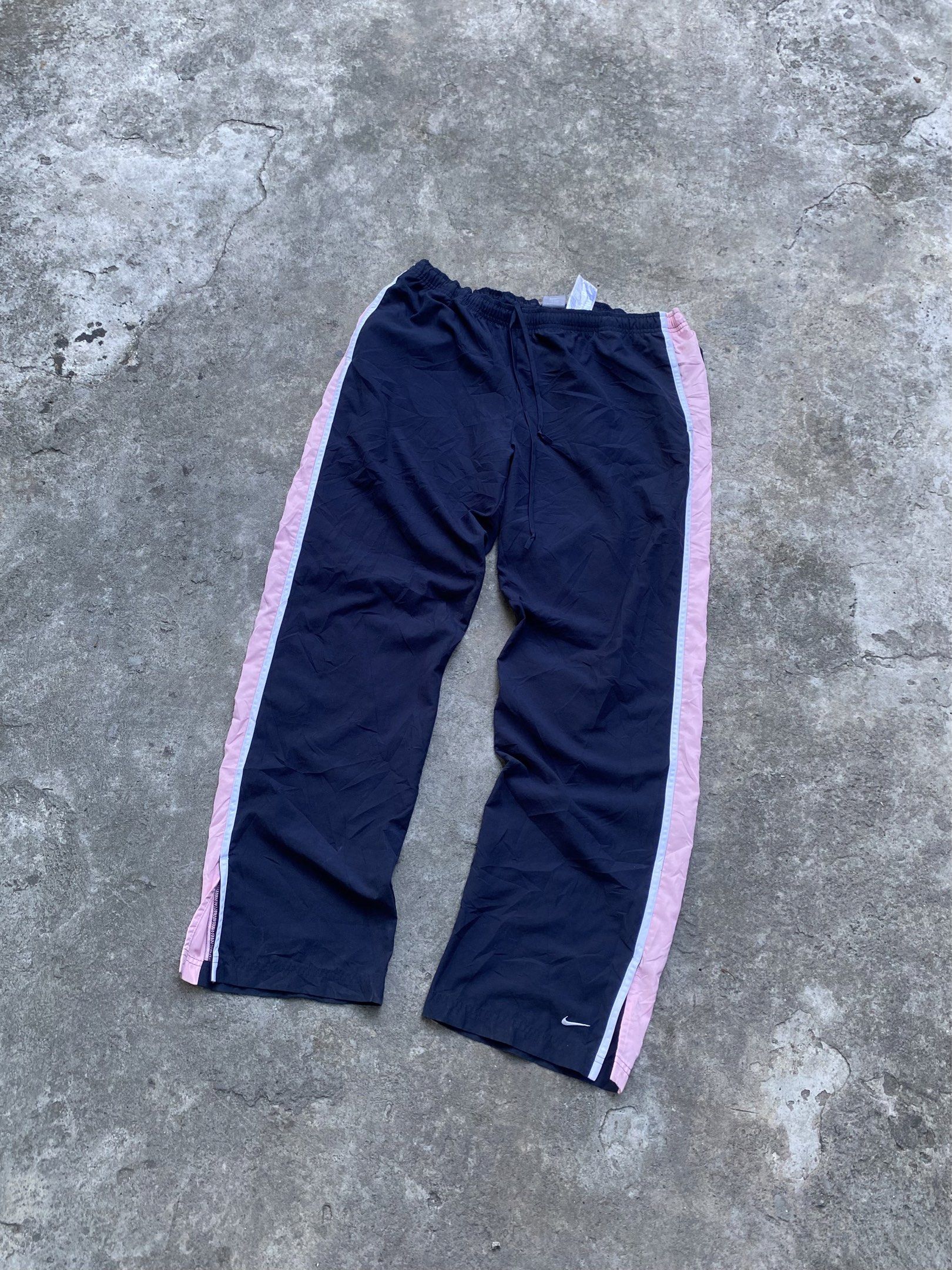VINTAGE NIKE (Category: Joggers) located in Manila. Submitted by thrift2mill (Listing ID 1419481986, Image 1). Description: .