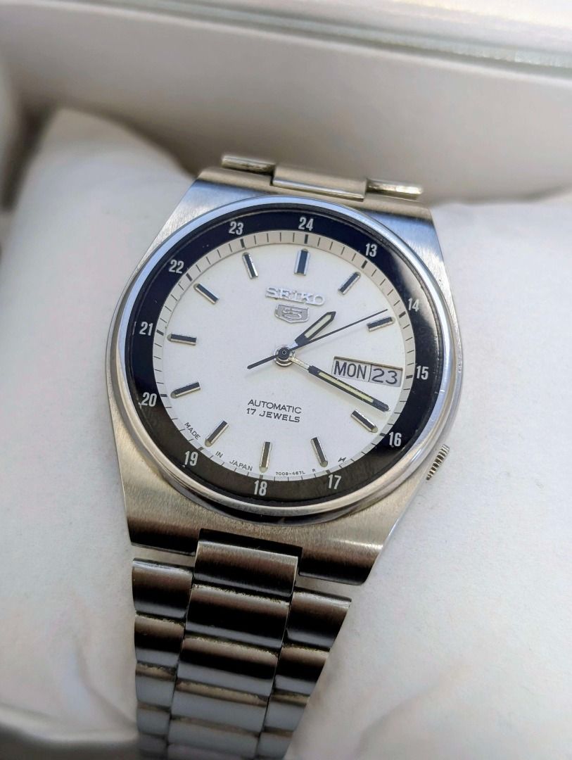 Vintage Seiko 5 Automatic Railway Watch (Category: Luxury Watches) located in Pasig City. Submitted by agatha.co (Listing ID 1419462457, Image 1). Description: ‼️ FOR SALE ‼️ Vintage Seiko 5 Automatic Railway Watch Reference: 7009-3130 [White dial] ✅ Inclusions: Watch and Replacement box ✅ Pre-owned condition (9/10) 📌 Note: This timepiece is pre-owned and carries its own distinctive charm..