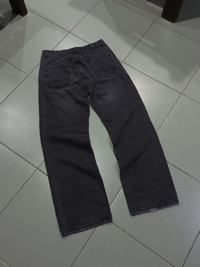 Well Done x Mined Black Jeans (Category: Jeans) located in Cagayan de Oro. Submitted by driftyfinds (Listing ID 1419493761, Image 2). Description: Welldone black washed midweight good condition, minor sign of usage W: 31-32 L: 41.5 T: 11.6 H: 9.5.