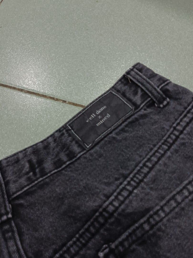 Well Done x Mined Black Jeans (Category: Jeans) located in Cagayan de Oro. Submitted by driftyfinds (Listing ID 1419493761, Image 3). Description: Welldone black washed midweight good condition, minor sign of usage W: 31-32 L: 41.5 T: 11.6 H: 9.5.
