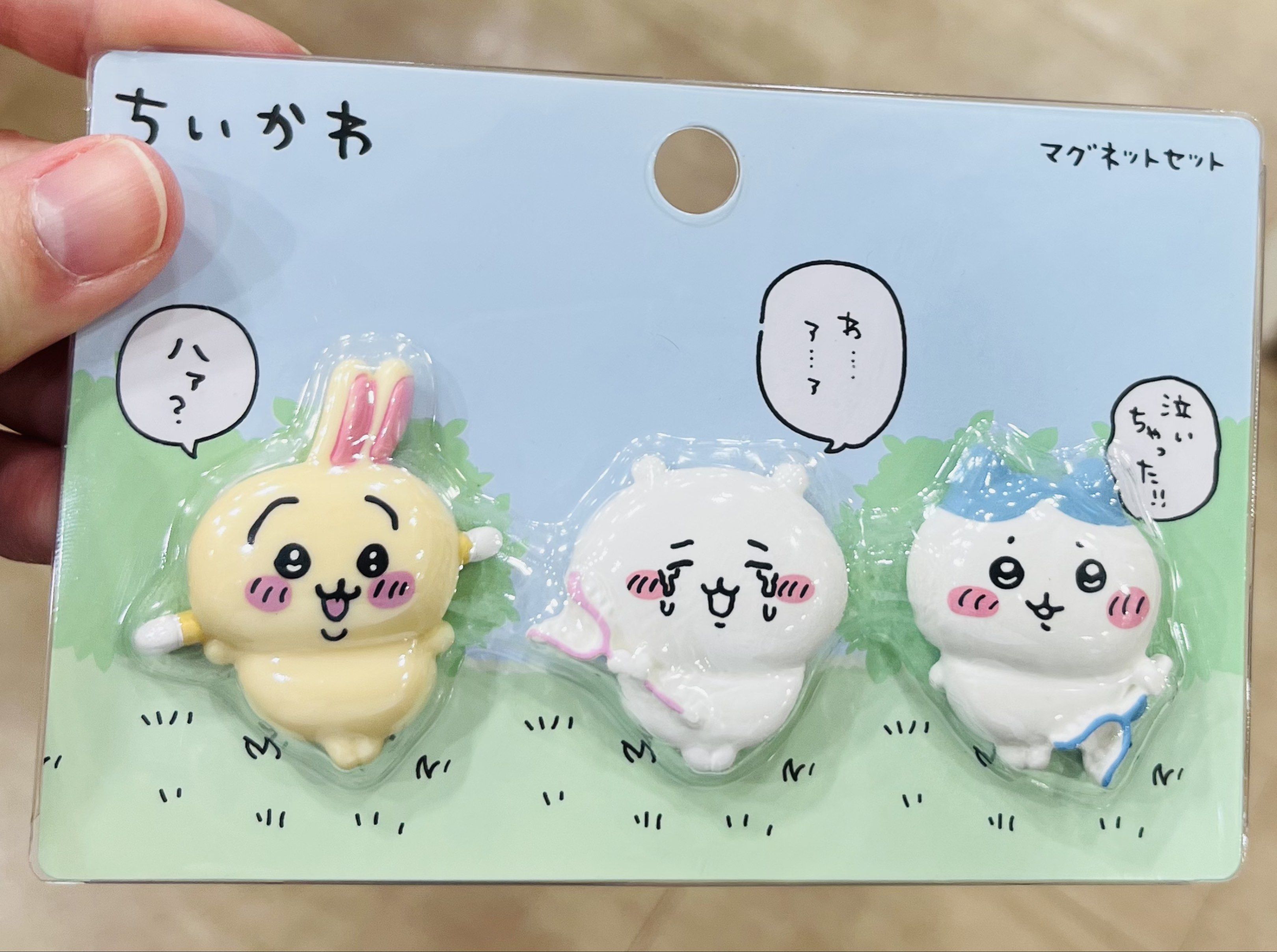 現貨💗正版 Chiikawa公仔 磁石貼公仔 冰箱貼 兔兔公仔 小白公仔 吉伊公仔 情人節禮物 生日禮物 新年禮物 珍藏收藏品 MINI FIGURE Magnetic BIRTHDAY CHRISTMAS VALENTINES GIFT DOLL （分類：其他飾物）位於 Hong Kong。 由 swroom 提交（商品編號 1419723629，圖片 1）。簡介： 🚚 🎁 只限郵寄運送 🎁 ▫️▫️商品詳情▫️▫️ 🛍 $180 套 ，全新未開封 ❣️ 節日銷情迅速請早訂購售完即止❣️ 🛍更多最新禮品玩具 follow us ： carousell.com/swroom ▫️▫️購買付款詳情 ▫️▫️ 📥 請 INBOX PM下單購買須提供以下資料 ： 1. 選擇付款方式 : PAYME / FPS / ALIPAYHK 2. 選擇郵寄方式： 📮 $8 up 本地平郵 ( 一般情況 2-3 工作天寄出 ) 📦 SF順豐到付 - 收貨時付運費 📦 ( 一般情況 2-