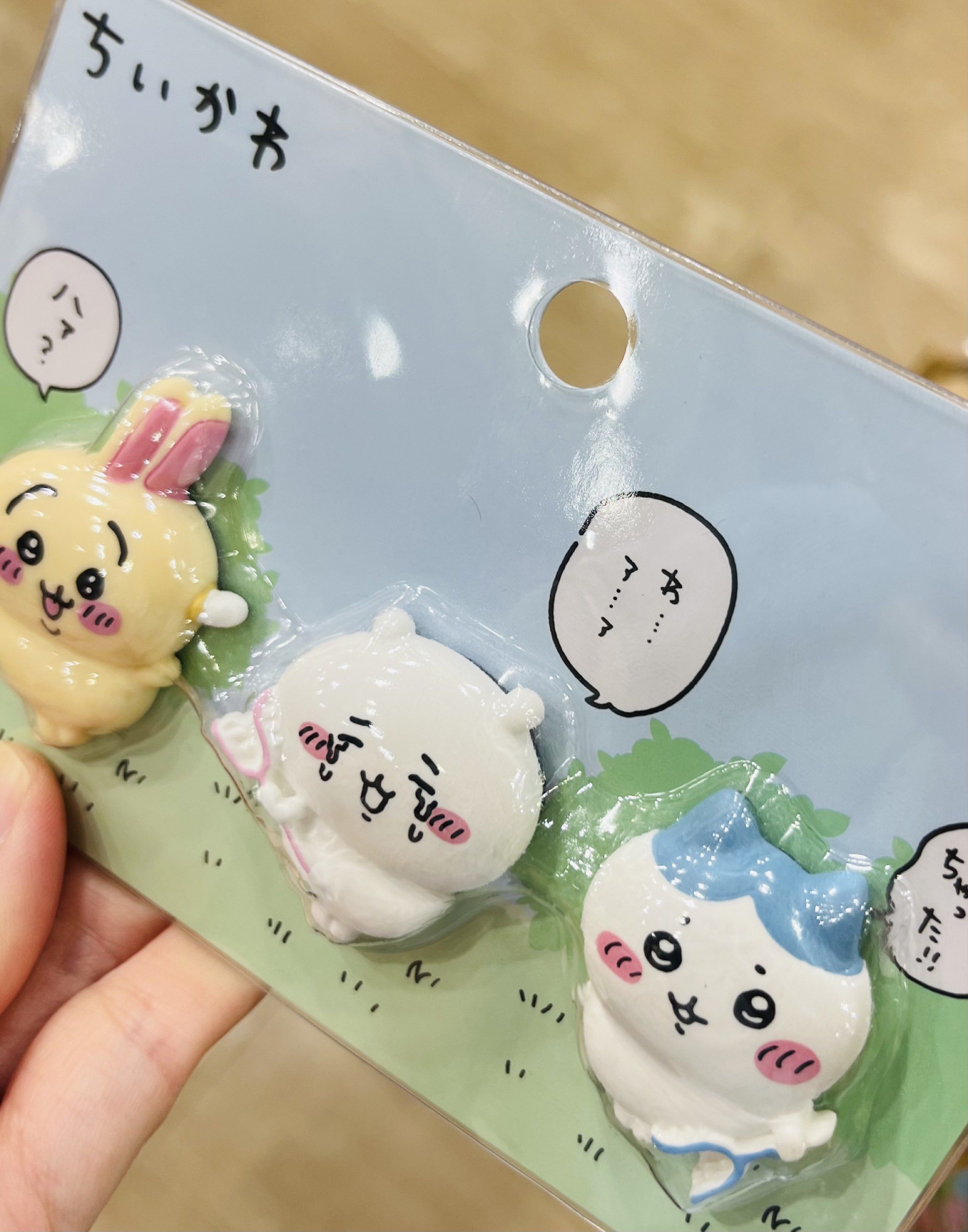 現貨💗正版 Chiikawa公仔 磁石貼公仔 冰箱貼 兔兔公仔 小白公仔 吉伊公仔 情人節禮物 生日禮物 新年禮物 珍藏收藏品 MINI FIGURE Magnetic BIRTHDAY CHRISTMAS VALENTINES GIFT DOLL （分類：其他飾物）位於 Hong Kong。 由 swroom 提交（商品編號 1419723629，圖片 2）。簡介： 🚚 🎁 只限郵寄運送 🎁 ▫️▫️商品詳情▫️▫️ 🛍 $180 套 ，全新未開封 ❣️ 節日銷情迅速請早訂購售完即止❣️ 🛍更多最新禮品玩具 follow us ： carousell.com/swroom ▫️▫️購買付款詳情 ▫️▫️ 📥 請 INBOX PM下單購買須提供以下資料 ： 1. 選擇付款方式 : PAYME / FPS / ALIPAYHK 2. 選擇郵寄方式： 📮 $8 up 本地平郵 ( 一般情況 2-3 工作天寄出 ) 📦 SF順豐到付 - 收貨時付運費 📦 ( 一般情況 2-