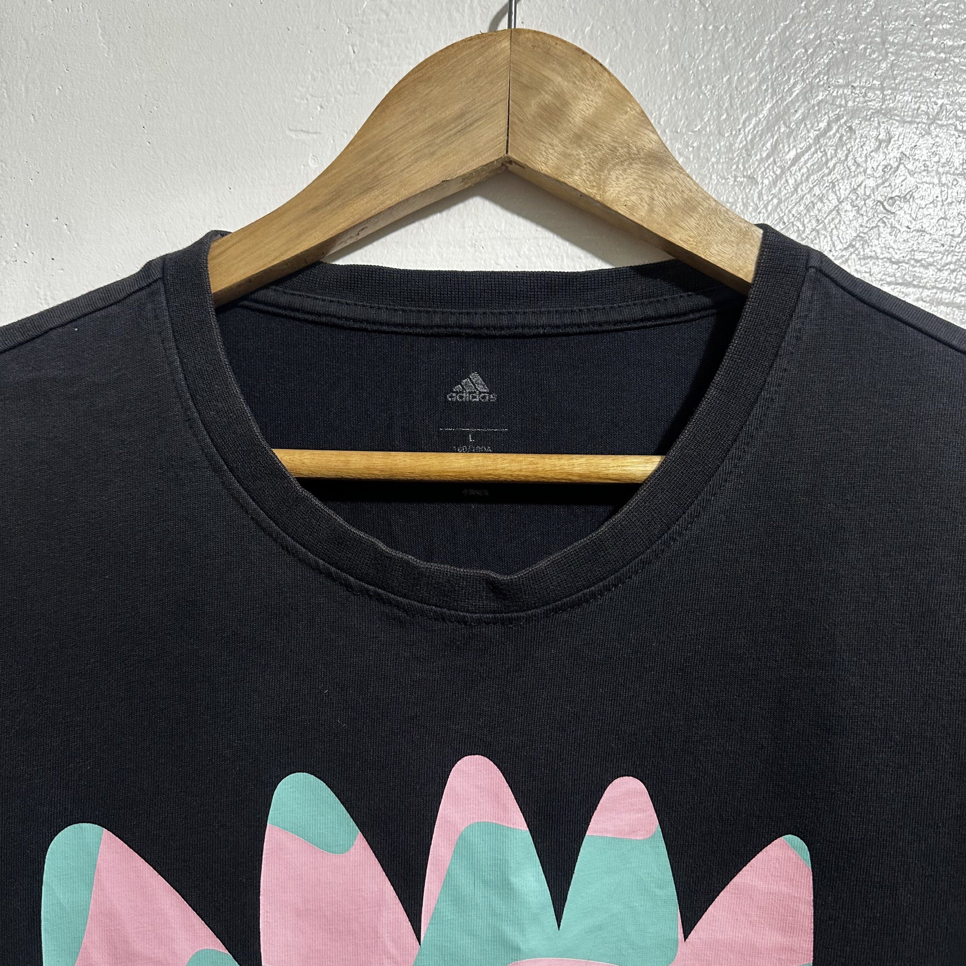 Adidas Graphic Tee - Black (Category: Tshirts & Polo Shirts ) located in Angeles City. Submitted by eemps (Listing ID 1419702469, Image 2). Description: - Crew neck, short sleeves - Size: M-L.