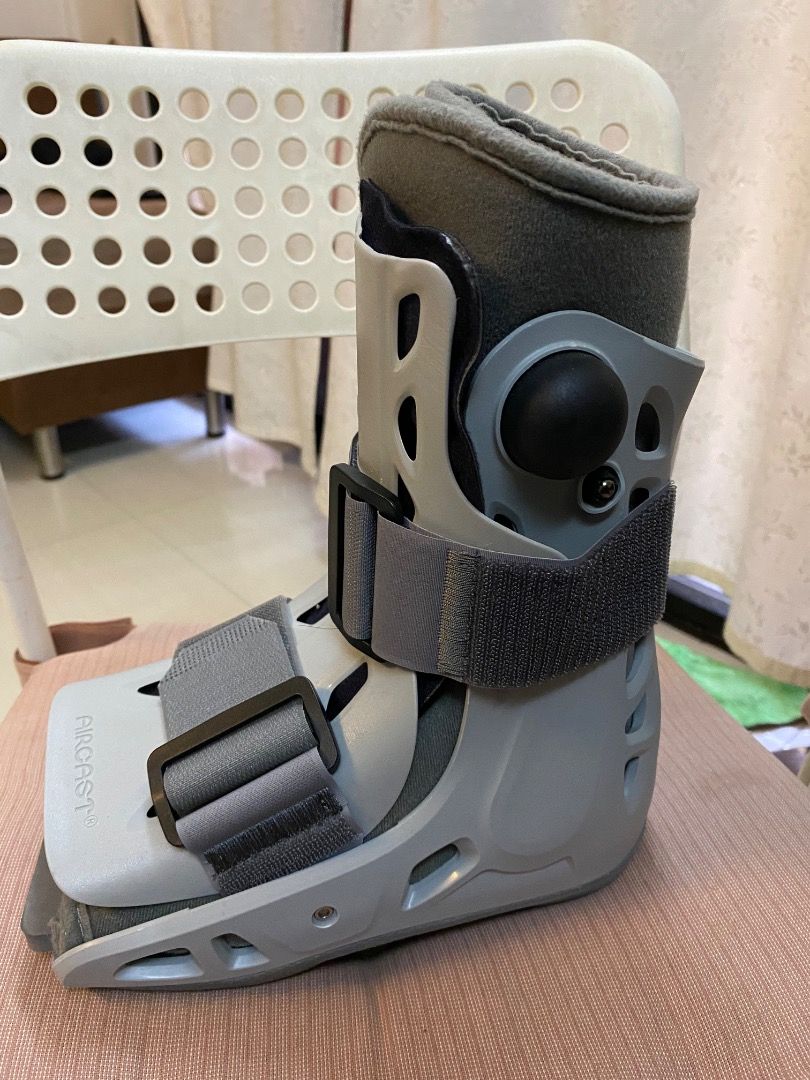 Aircast AirSelect Short Walking Boot (X-Small) (Category: Braces, Support & Protection) located in Manila. Submitted by jen022882 (Listing ID 1419635026, Image 2). Description: - Aircast AirSelect Short walking boot - Size: X-Small - Designed for foot and ankle injury support - Adjustable straps for a secure fit - Comfortable, padded interior - Stylish blue and grey sole design 2 units available .