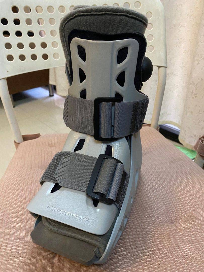 Aircast AirSelect Short Walking Boot (X-Small) (Category: Braces, Support & Protection) located in Manila. Submitted by jen022882 (Listing ID 1419635026, Image 1). Description: - Aircast AirSelect Short walking boot - Size: X-Small - Designed for foot and ankle injury support - Adjustable straps for a secure fit - Comfortable, padded interior - Stylish blue and grey sole design 2 units available .