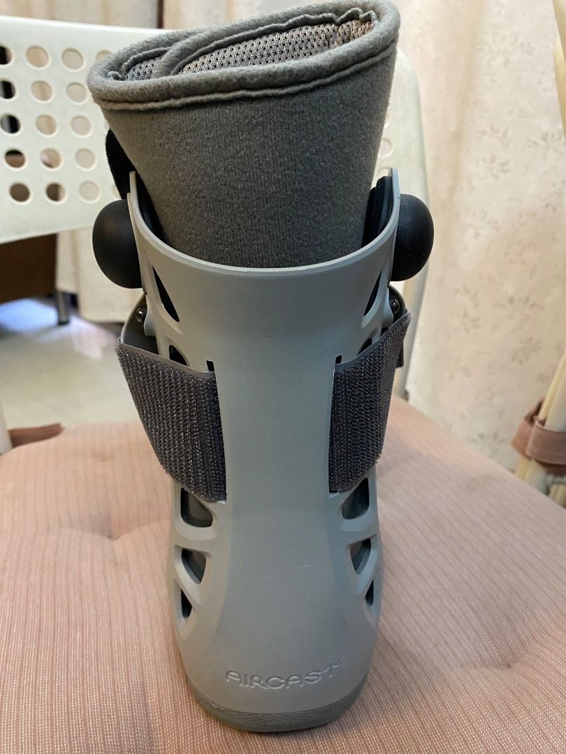 Aircast AirSelect Short Walking Boot (X-Small) (Category: Braces, Support & Protection) located in Manila. Submitted by jen022882 (Listing ID 1419635026, Image 3). Description: - Aircast AirSelect Short walking boot - Size: X-Small - Designed for foot and ankle injury support - Adjustable straps for a secure fit - Comfortable, padded interior - Stylish blue and grey sole design 2 units available .