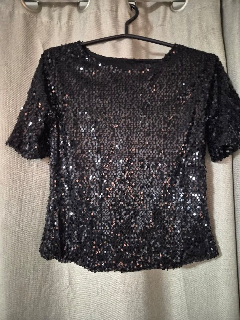 Black Sequin Top (Category: Sleeveless) located in Las Pinas. Submitted by prettychat (Listing ID 1419735389, Image 1). Description: - Black sequin top bought this for 400 never been used - Short sleeves, Round neckline - Perfect for parties or nights out.