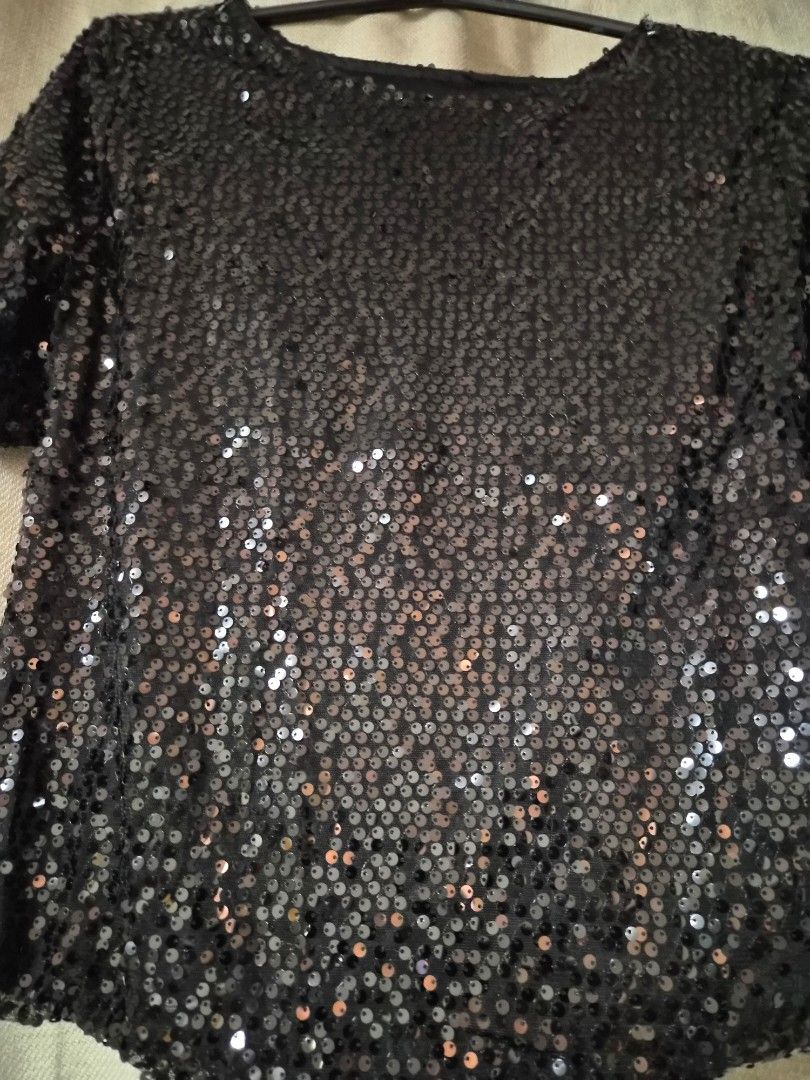 Black Sequin Top (Category: Sleeveless) located in Las Pinas. Submitted by prettychat (Listing ID 1419735389, Image 2). Description: - Black sequin top bought this for 400 never been used - Short sleeves, Round neckline - Perfect for parties or nights out.