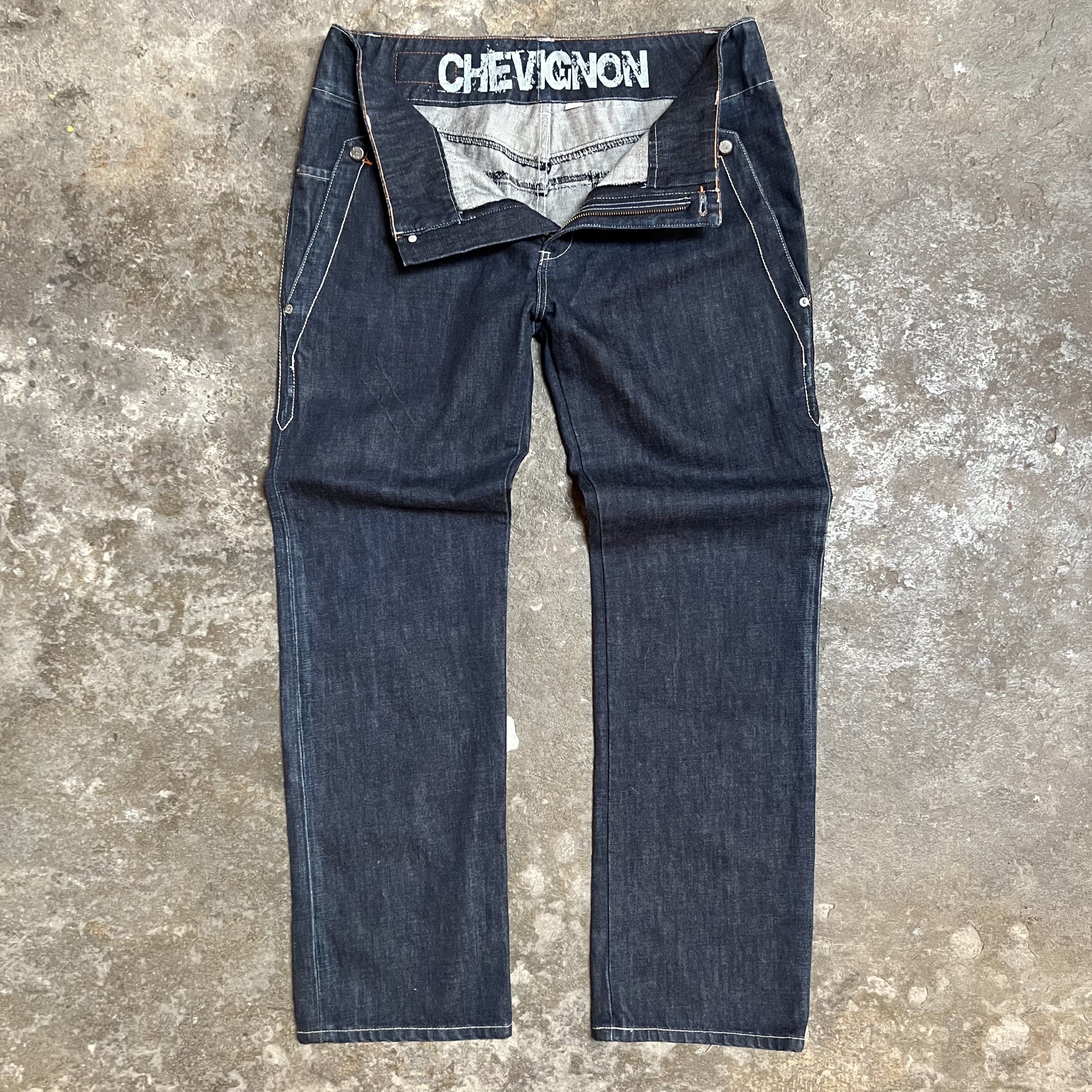 Chevignon Dark Wash Jeans (Category: Jeans) located in Quezon City. Submitted by dalealvis.sss (Listing ID 1419774029, Image 1). Description: Chevignon Dimensions: 38” waist 43” length 9” leg opening Condition: Ukay Can do video call if buyer wants to verify the item’s condition😊.