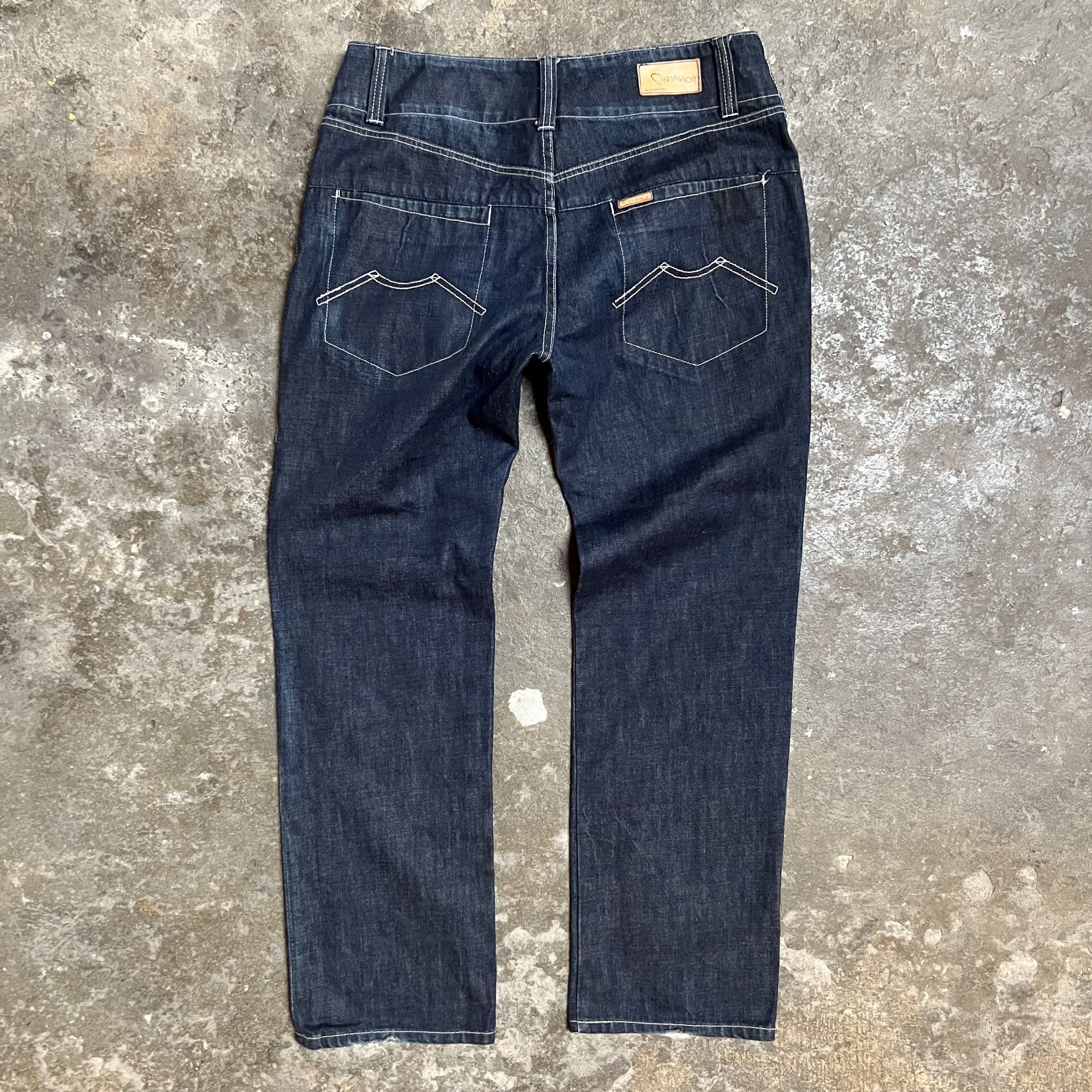 Chevignon Dark Wash Jeans (Category: Jeans) located in Quezon City. Submitted by dalealvis.sss (Listing ID 1419774029, Image 2). Description: Chevignon Dimensions: 38” waist 43” length 9” leg opening Condition: Ukay Can do video call if buyer wants to verify the item’s condition😊.