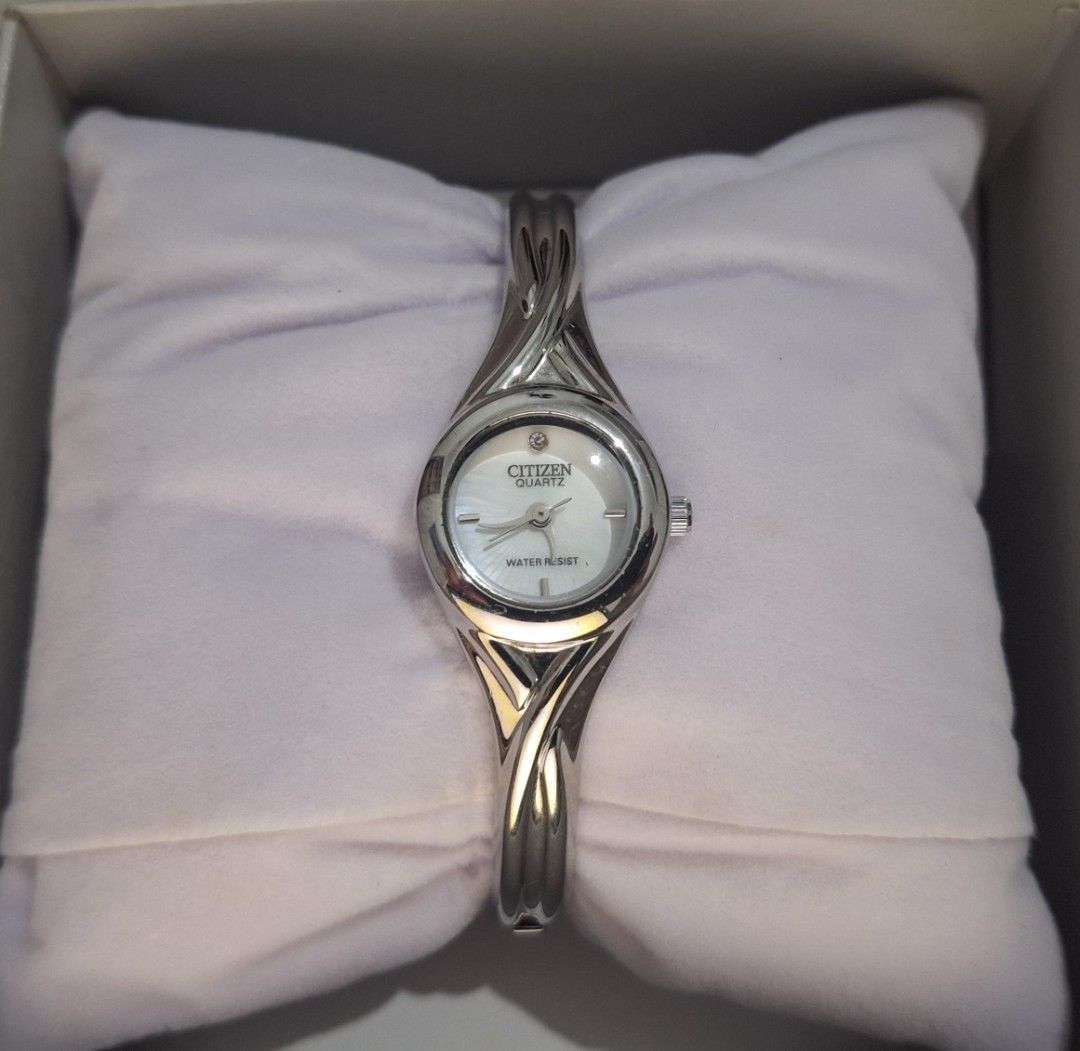 Citizen Bangle Watch (White Dial) (Category: Women's Watches) located in Sorsogon. Submitted by ccc_declutter (Listing ID 1419745956, Image 1). Description: Citizen Bangle Watch (White Dial) 🚚 𝑭𝑹𝑬𝑬 𝑺𝑯𝑰𝑷𝑷𝑰𝑵𝑮 if Jnt 💲Originally 5k+ 📦 box has some rips (one corner only) —> U can add Php100 to switch the box 💰 payment first before delivery 💳 BPI or Gcash 🛎 feel free to inquire 📷 𝐀𝐂𝐓𝐔𝐀𝐋 𝐏𝐇𝐎𝐓𝐎𝐒 were used.
