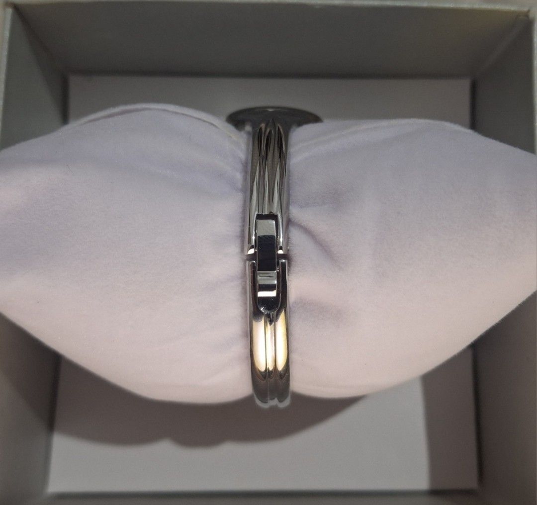 Citizen Bangle Watch (White Dial) (Category: Women's Watches) located in Sorsogon. Submitted by ccc_declutter (Listing ID 1419745956, Image 3). Description: Citizen Bangle Watch (White Dial) 🚚 𝑭𝑹𝑬𝑬 𝑺𝑯𝑰𝑷𝑷𝑰𝑵𝑮 if Jnt 💲Originally 5k+ 📦 box has some rips (one corner only) —> U can add Php100 to switch the box 💰 payment first before delivery 💳 BPI or Gcash 🛎 feel free to inquire 📷 𝐀𝐂𝐓𝐔𝐀𝐋 𝐏𝐇𝐎𝐓𝐎𝐒 were used.