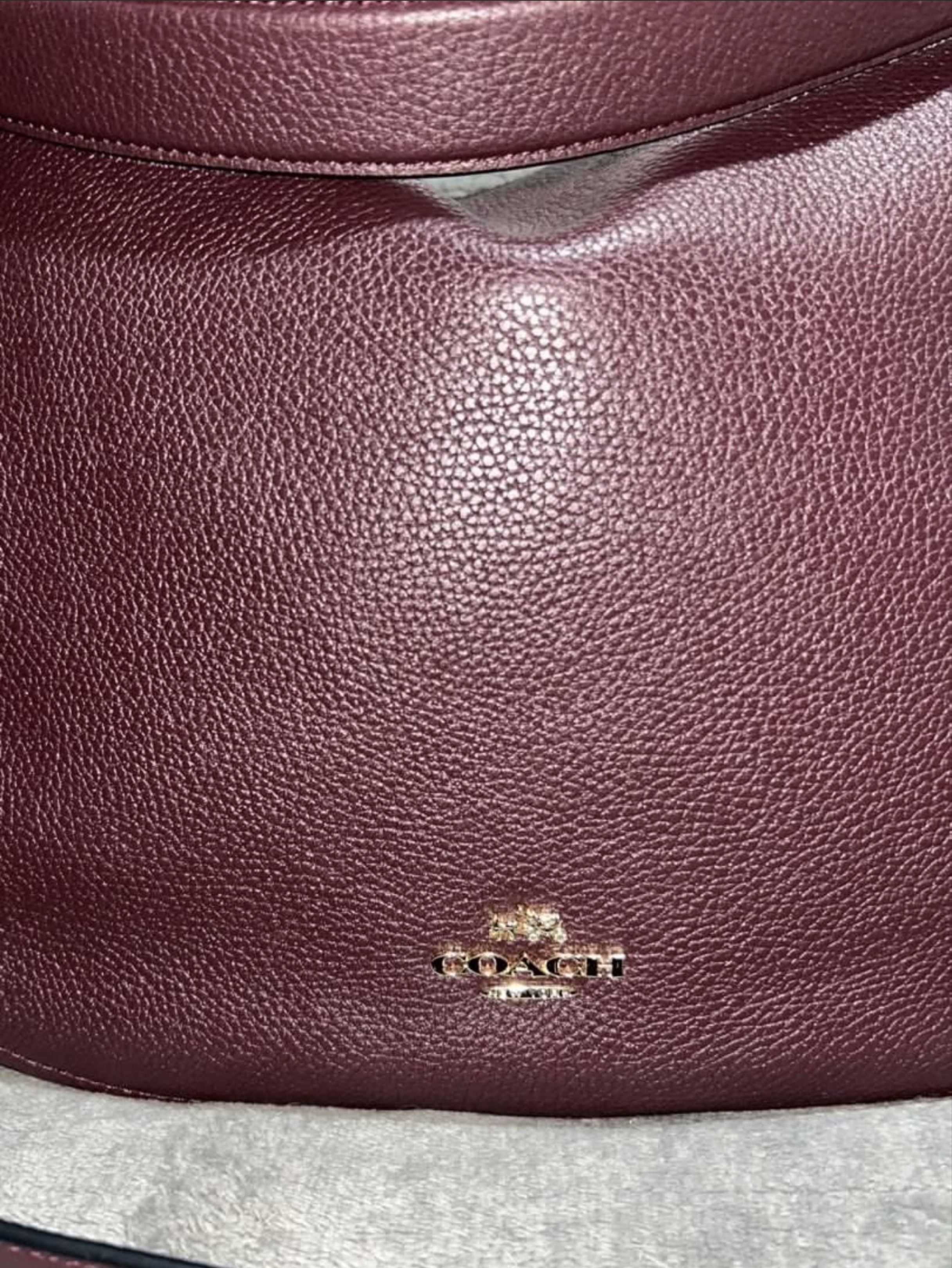 Coach Hobo Shoulder Bag (Category: Luxury Bags & Wallets) located in Quezon City. Submitted by yonisdecluttering (Listing ID 1419663459, Image 2). Description: - only issue is the creed. - VERY VERY PRETTY IN PERSON. Sobrang ganda ng leather. - RFS: Does not fit my laptop - sobrang mura na for a Coach bag na ganitong condition mga sis. .