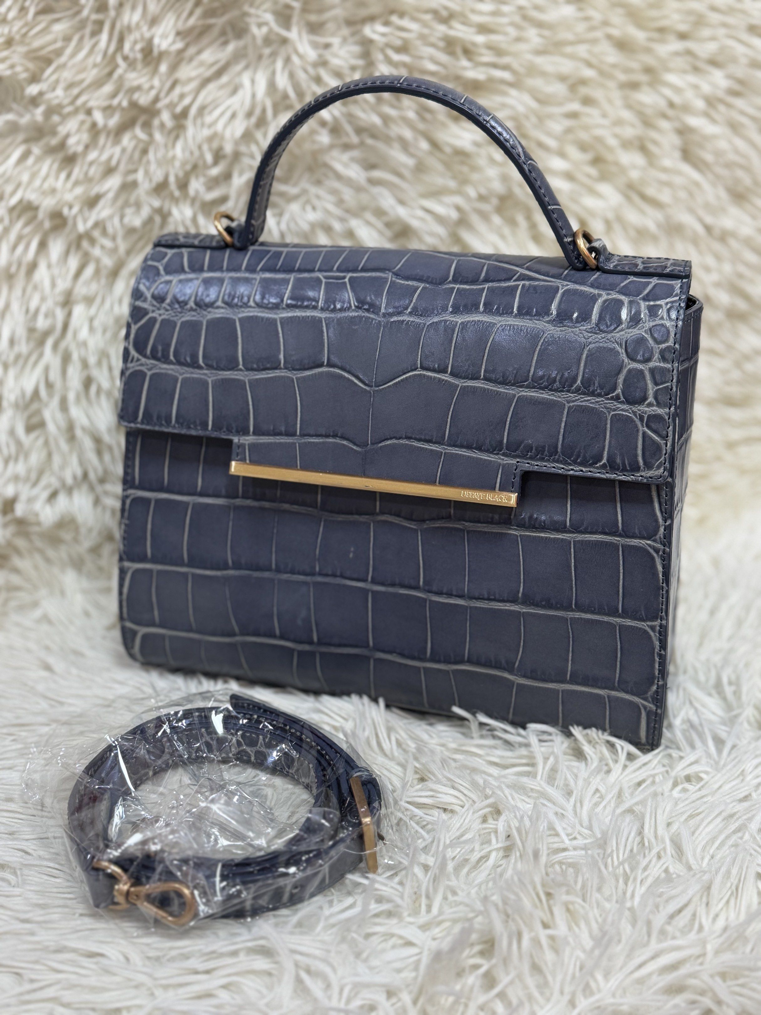 Defaye 2way Stand Alone bag (Category: Luxury Bags & Wallets) located in Rodriguez. Submitted by nancyb13 (Listing ID 1419753507, Image 3). Description: Defaye Balck crocs leather 2way bag like new condition perfect give this coming Valentines Day .