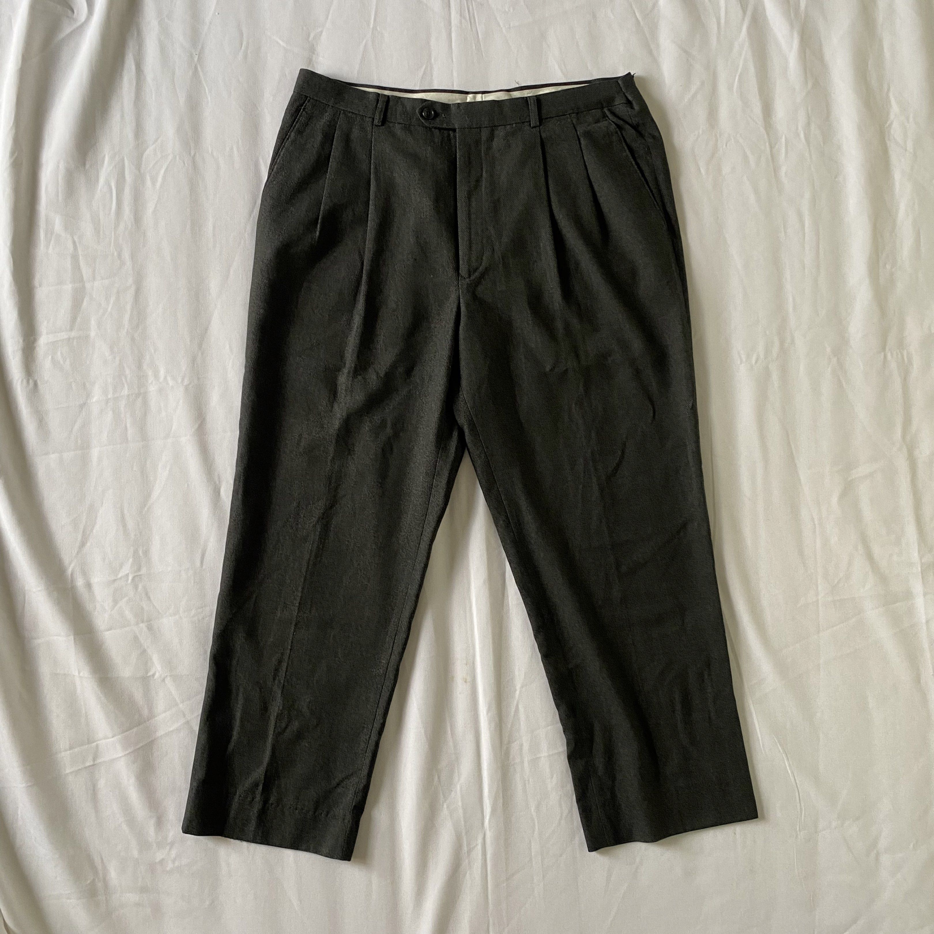 Delicron Gray Pleated Trousers (Category: Trousers) located in Makati City. Submitted by quickfinds (Listing ID 1419597758, Image 1). Description: - Delicron classic trousers - Waistline 34-36 (i use a belt since 32 lang ako) - Dark gray color - quality fabric!.