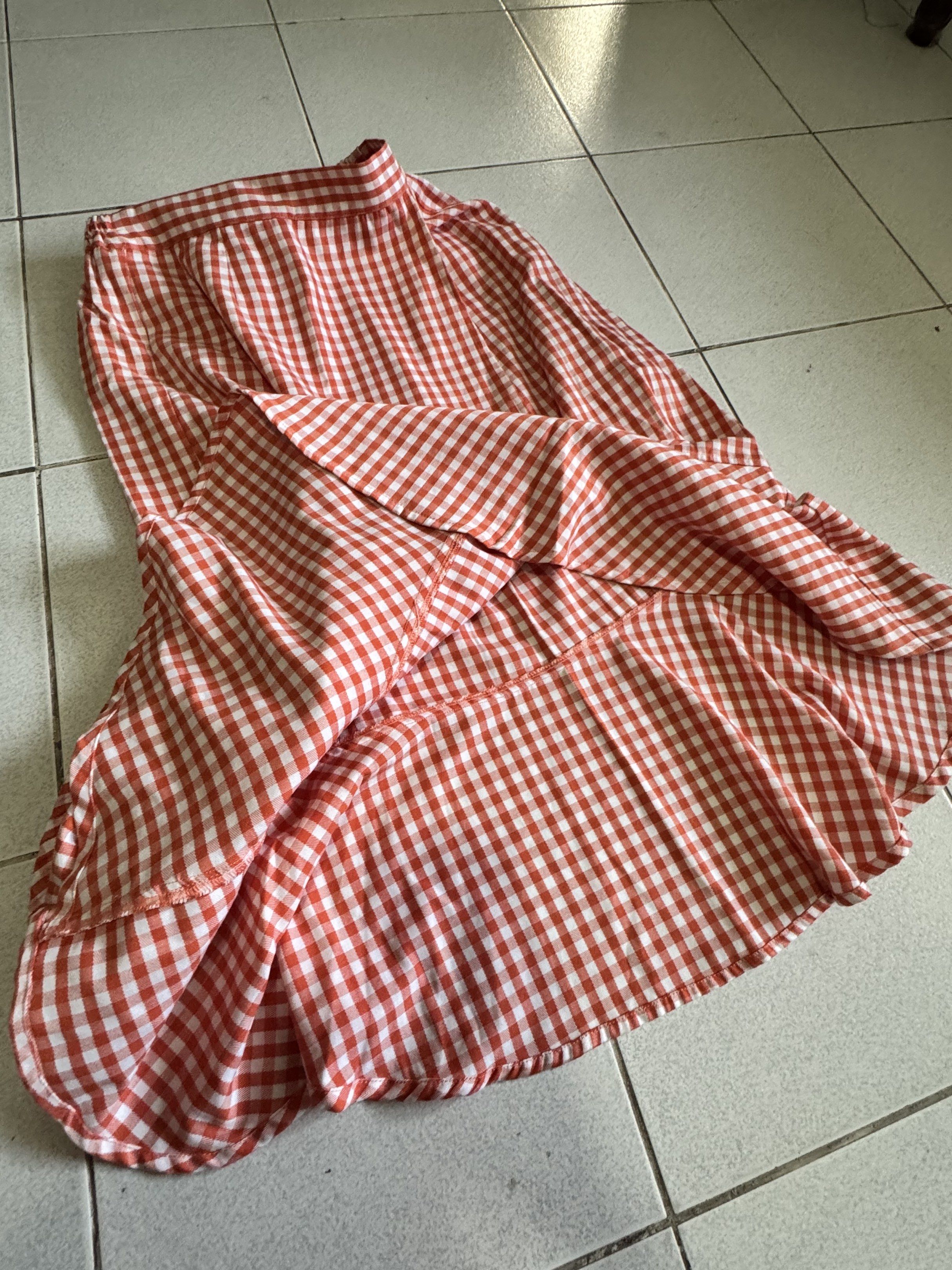 Double S Skirt - Size L (Category: Skirts) located in Palayan City. Submitted by decluttering_2018 (Listing ID 1419777620, Image 1). Description: - Orange and white checkered skirt - Midi length - Size L - Elastic waistband - Lightweight fabric - Perfect for casual wear.