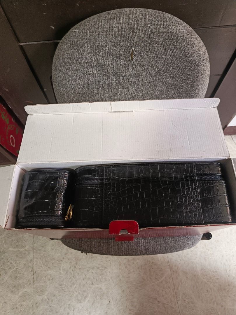 ESTEE LAUDER Vintage Black Crocodile-Embossed Hard Zip Makeup Case (Category: Makeup) located in Santa Rosa. Submitted by dco.sells (Listing ID 1419668077, Image 2). Description: Description: - Vintage Estée Lauder hard-case cosmetic train case in black faux-croc. Originally part of an late 2000s holiday set. Great for makeup, skincare, or travel. Brand new, unused, and comes with the original Estée Lauder holiday box. Features: - Elegant black c
