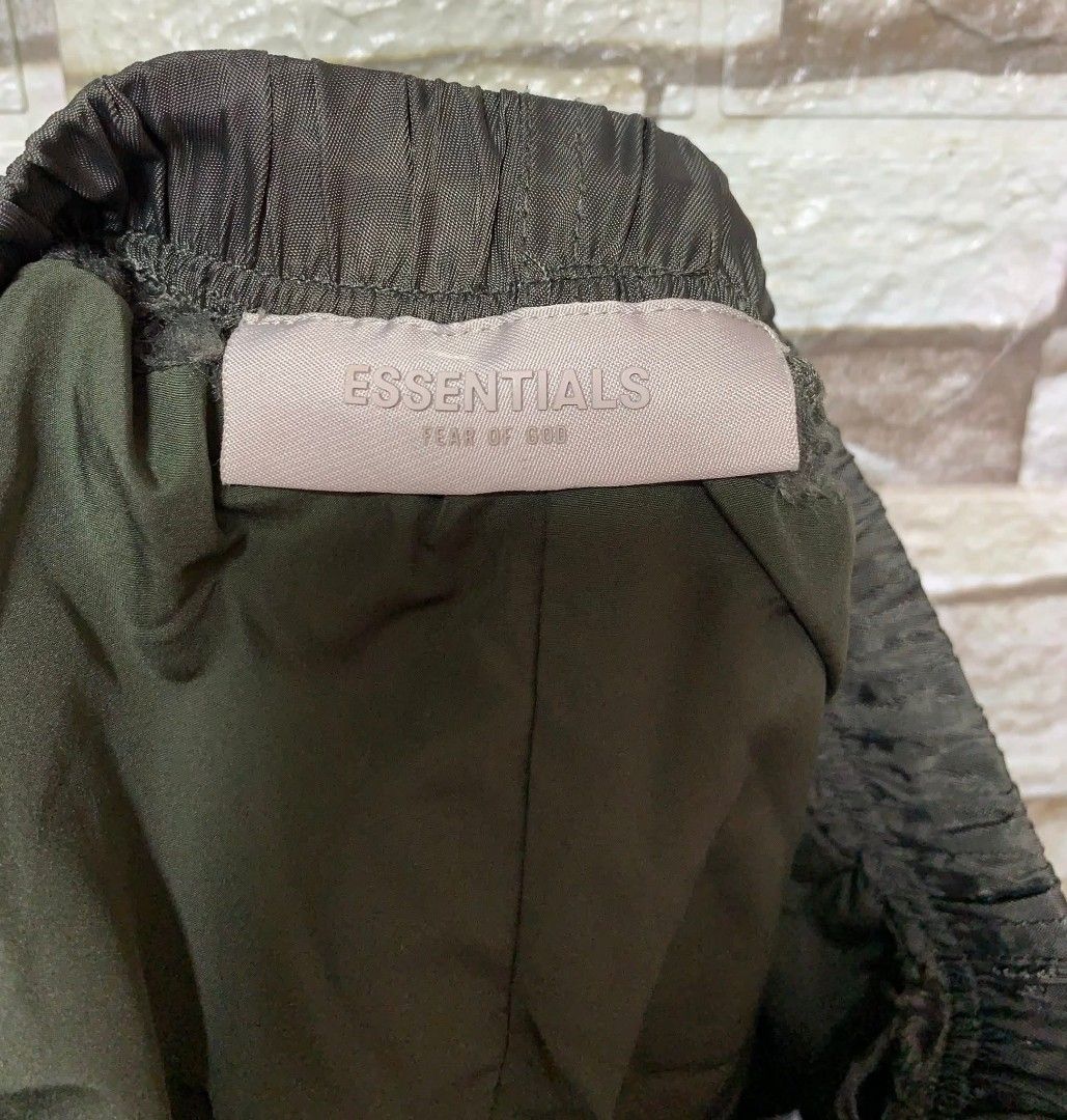 Fear of God Essentials Shorts (Category: Shorts) located in Caloocan City. Submitted by vintstreets (Listing ID 1419719474, Image 2). Description: ESSENTIALS (Women) • Dimes: Waist: 26-30 Length: 13 • Condition & Color rate: 9.5/10 • with lining sa loob • with pocket both side • hindi sya solid black parang may pagka dark gray yung actual color nya • loose stich lang yung lining nya sa loob pero hindi sya visible ha kase nasa loob naman sya pwede